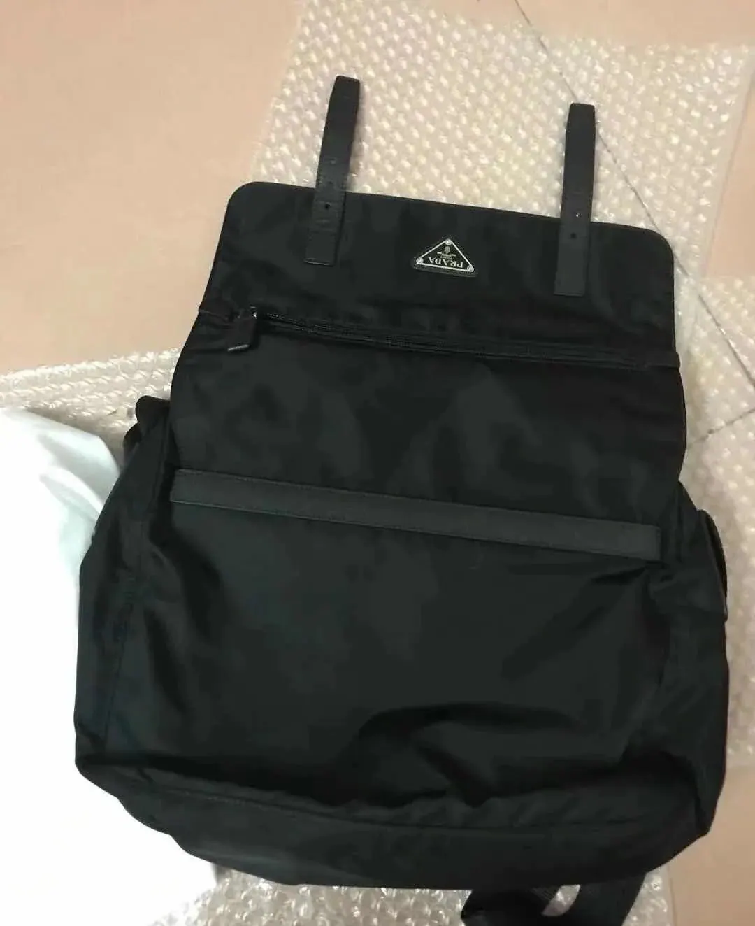 普拉达尼龙翻盖邮差包 1BD671 30 x 23 x 12cm
