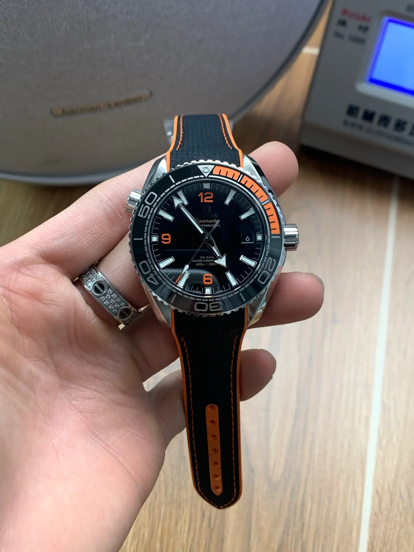 VS l 8900 l 43.5 mm l 欧米茄海马系列海洋宇宙Quarter Orange 600m