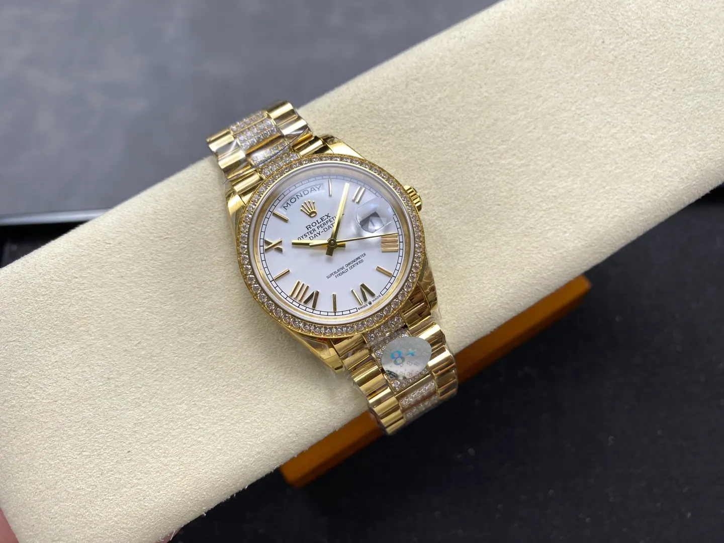 8+ | 3255 机芯 | 36mm | 星期日历 Day-Date 147g