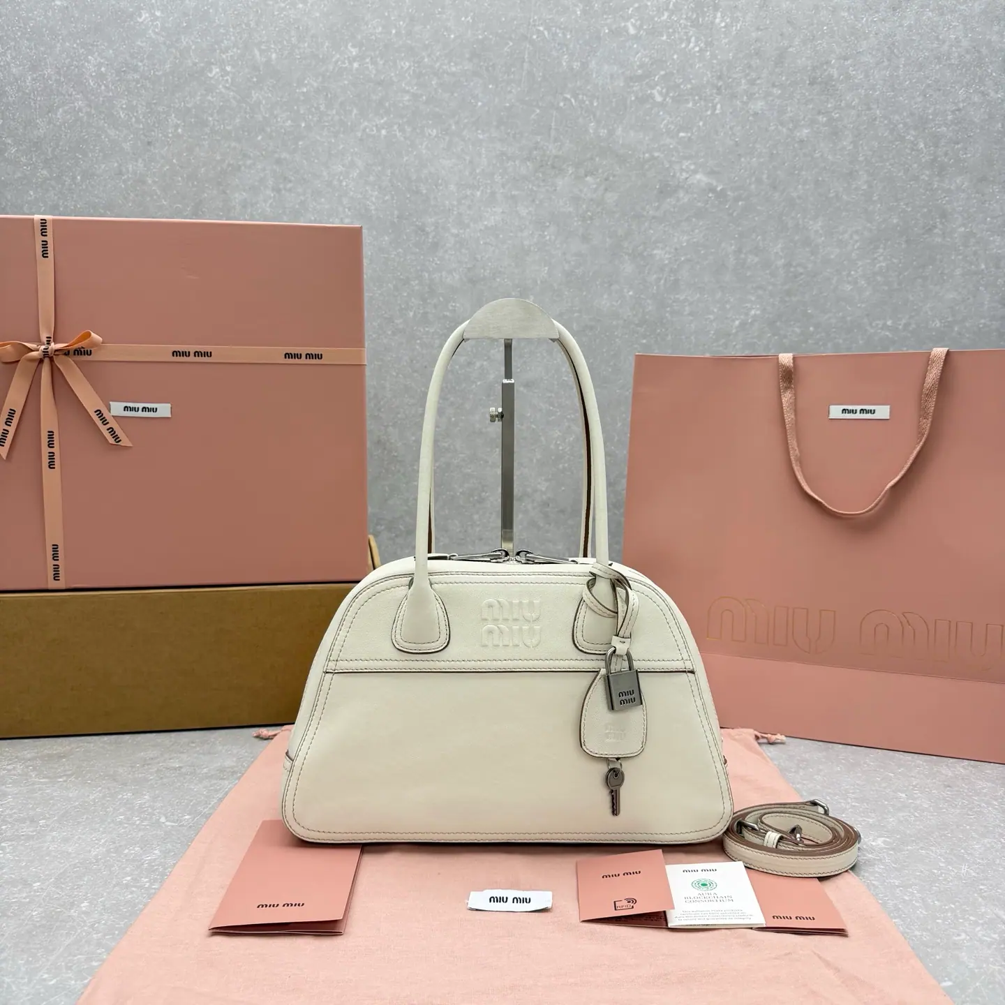 Miu Miu 缝线纳帕皮革包 32x19.5x10.5cm