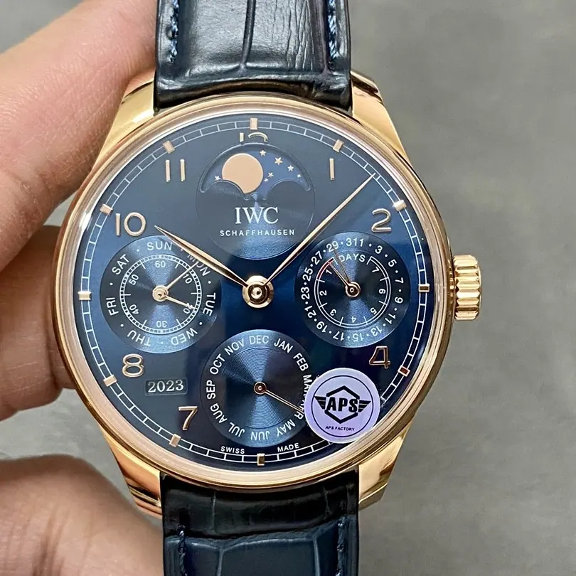 APS | 52610 机芯 | 44.2 mm | 葡萄牙系列万年历 IW503312