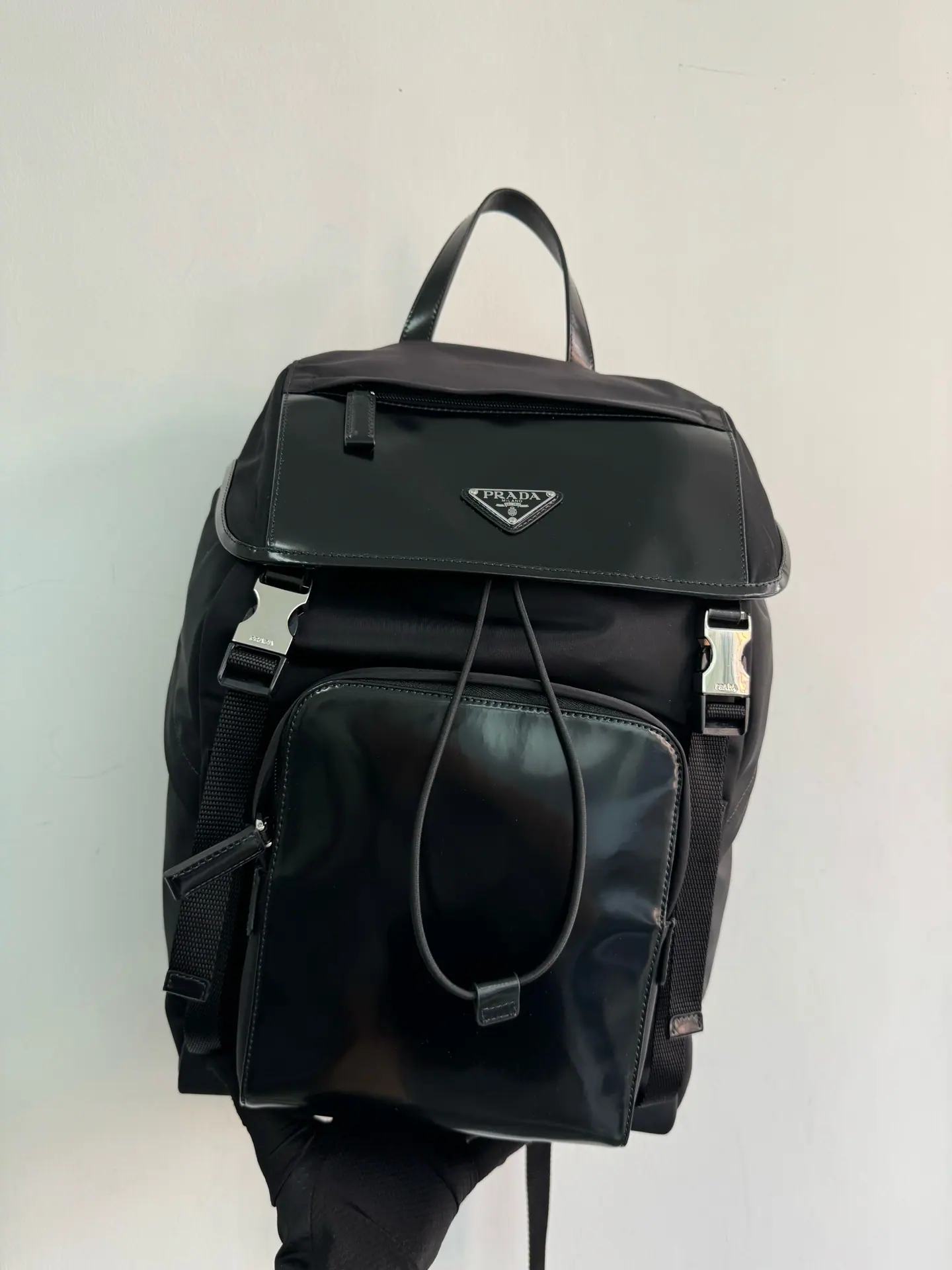普拉达 Re-Nylon 与 Saffiano 皮革双肩包 2VZ135 27×45×17 cm