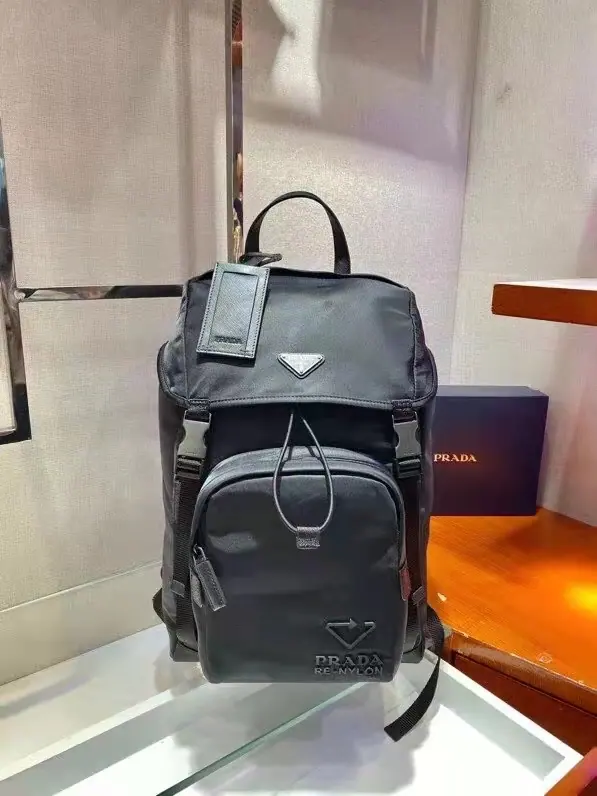 普拉达 Re-Nylon 与 Saffiano 皮革双肩包 2VZ135 27X45 X17 cm