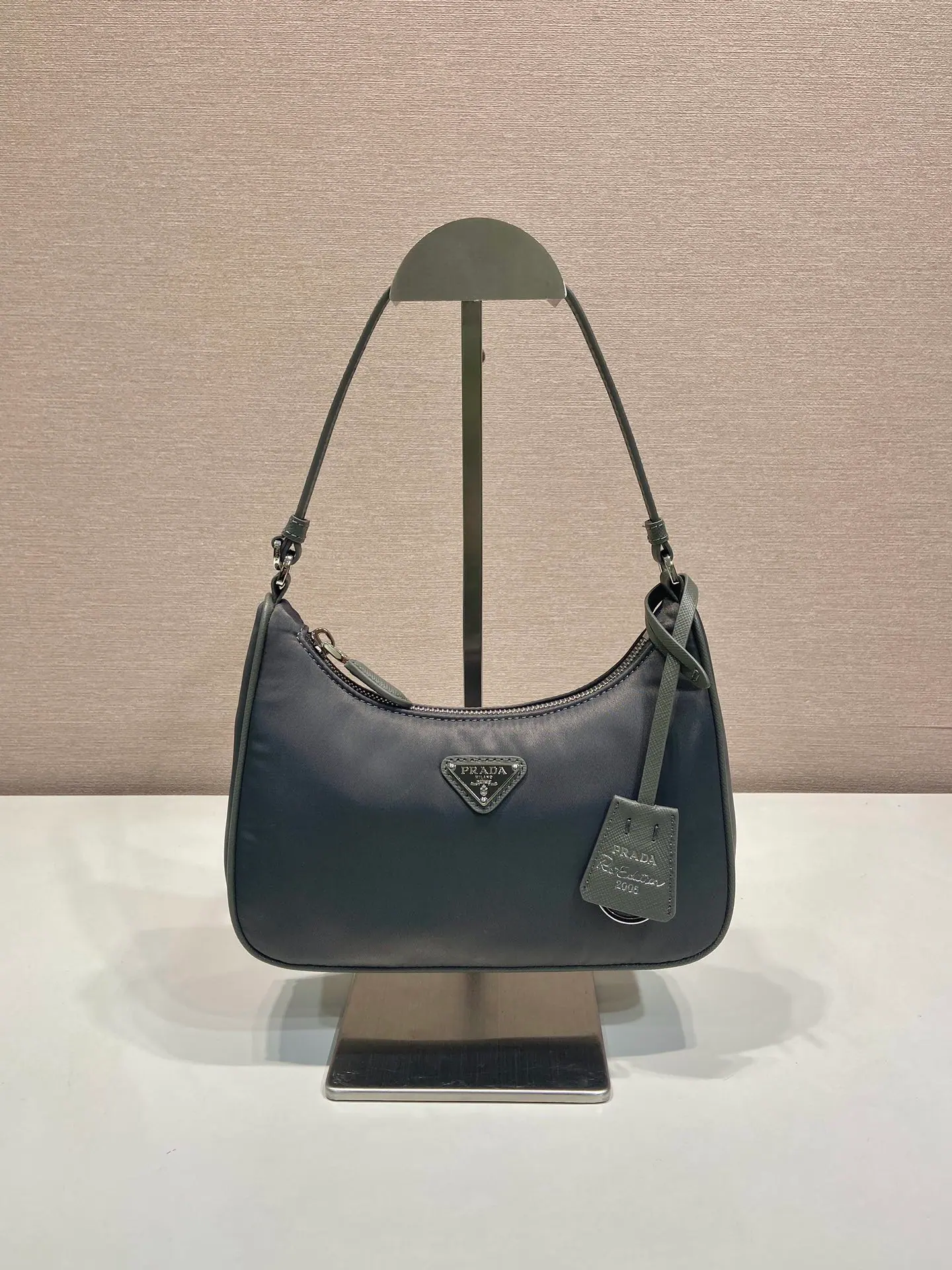 普拉达 Tessuto 尼龙迷你 Hobo 包 1N204M 22x18x6cm