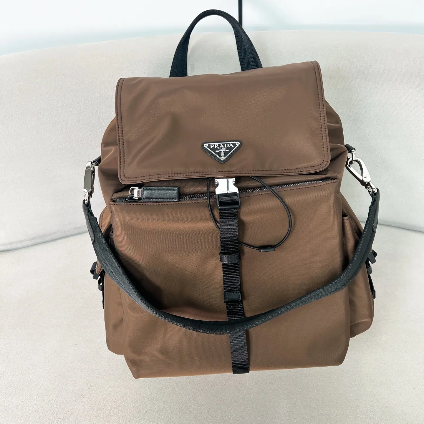 Prada 背包 黑色 修身版 2VZ118 39x37x20cm