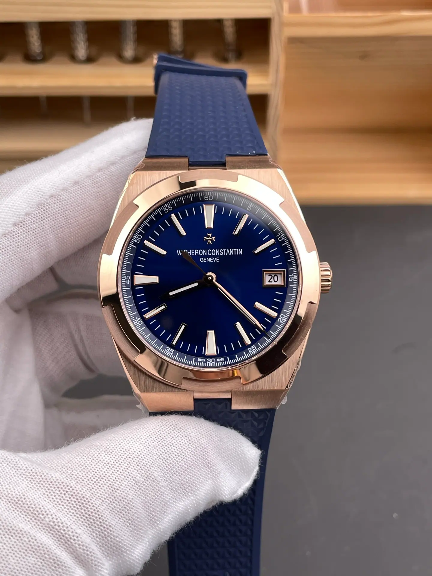 8F｜Cal.5100 机芯｜41mm｜江诗丹顿 Overseas 4500V