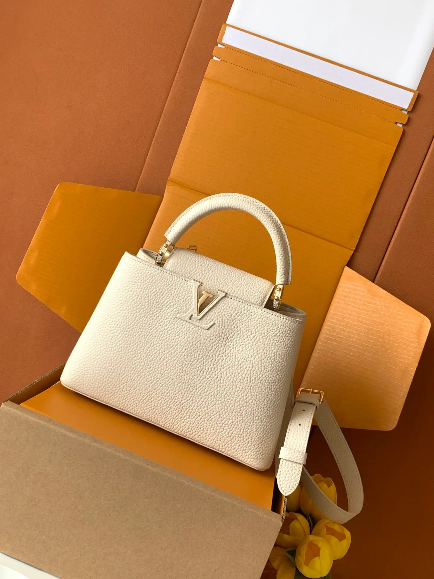M24728 Capucines BB 27 x 17.3 x 9 cm