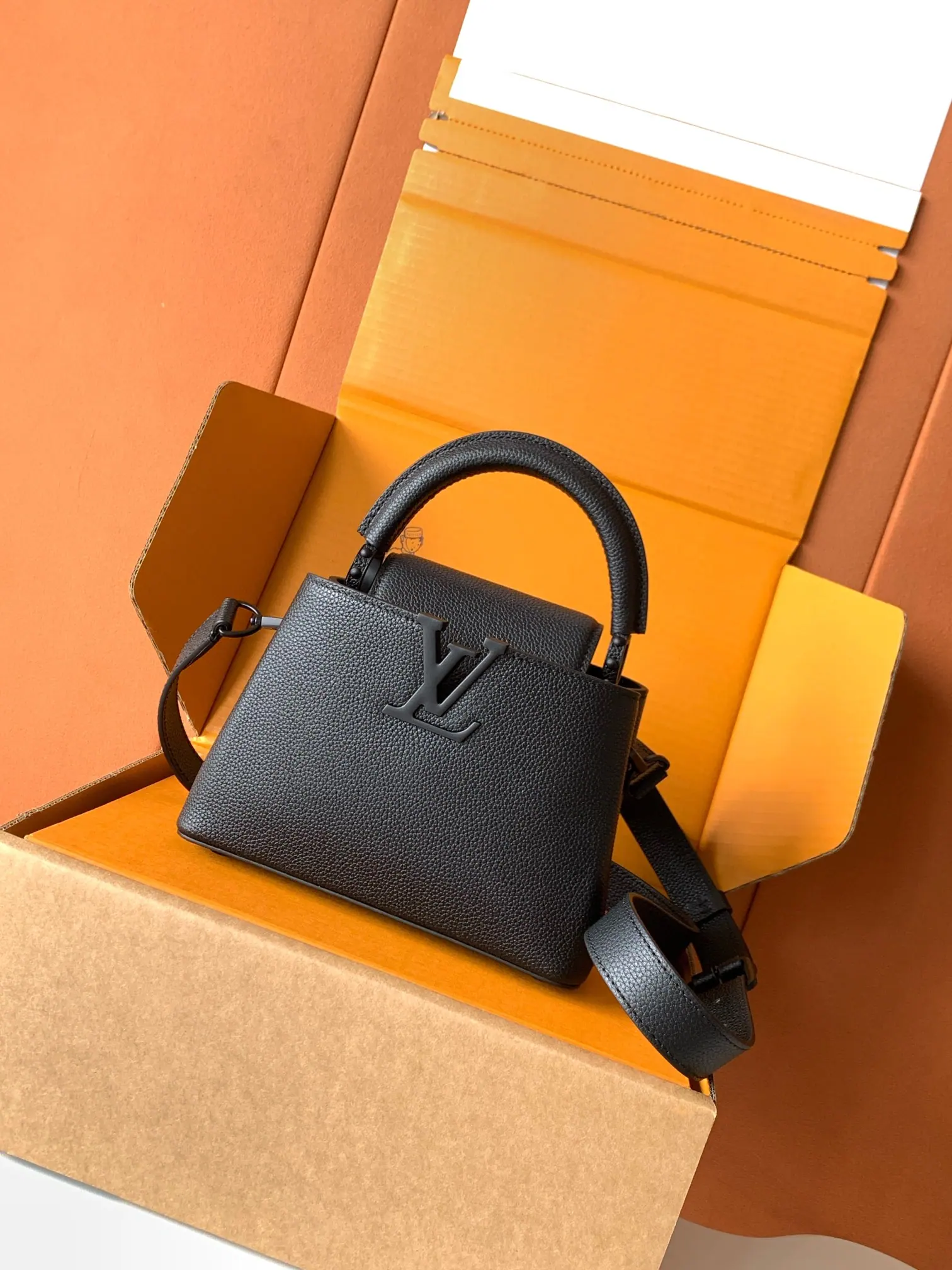 M56071 Capucines Mini 21.0 x 14.0 x 8.0 cm