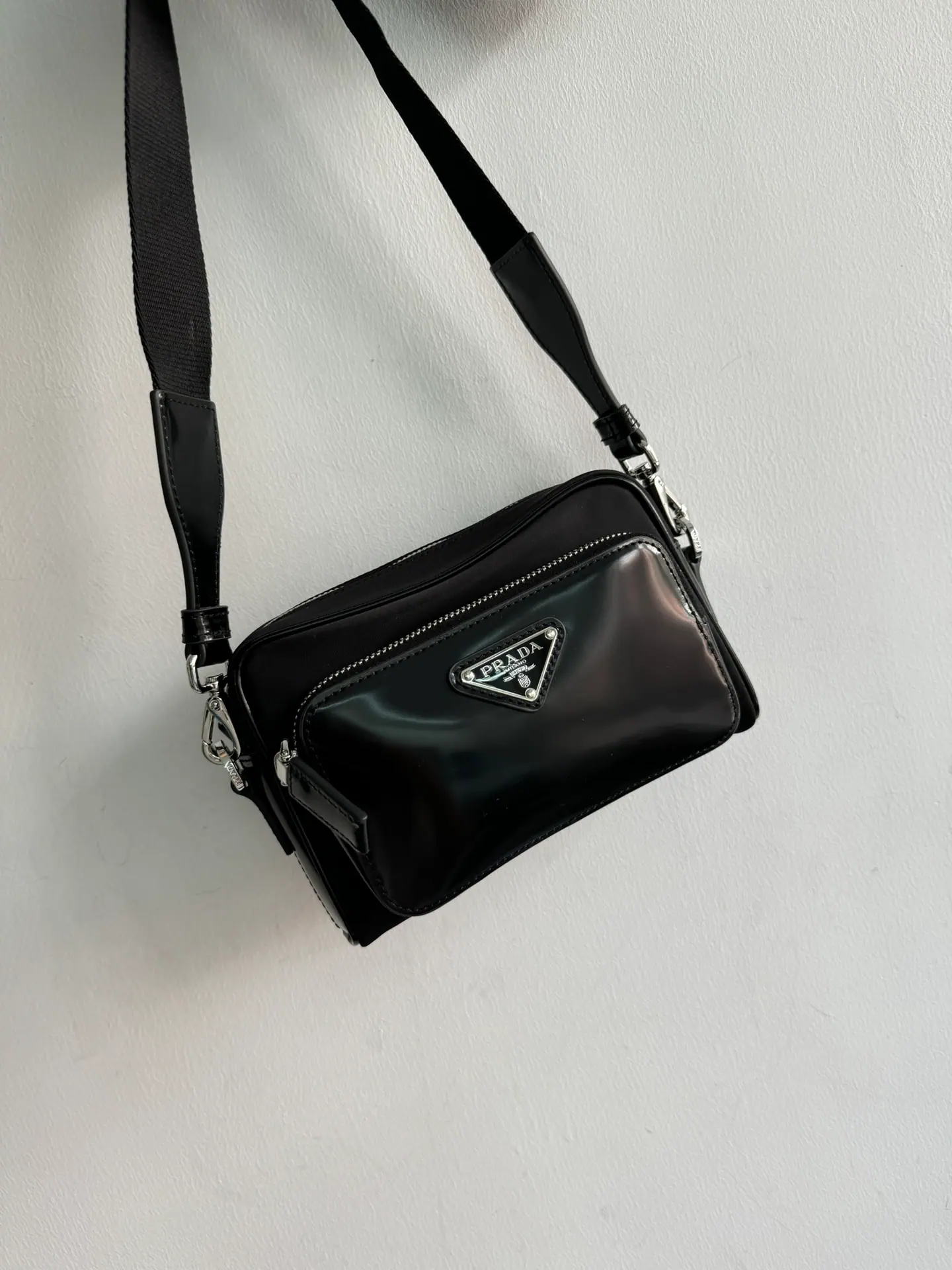 普拉达 Re-Nylon Saffiano 斜挎包 2VH172 18x11.5x5cm