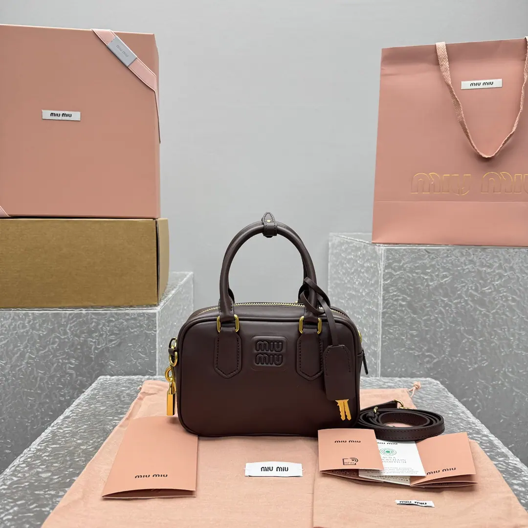 Miu Miu Arcadie 小号皮革托特包 19 x 13 x 6 厘米