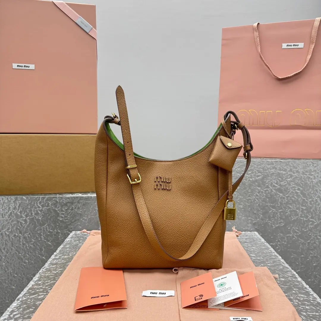 Miu Miu 皮革水桶包 5BE098 23x12x32cm