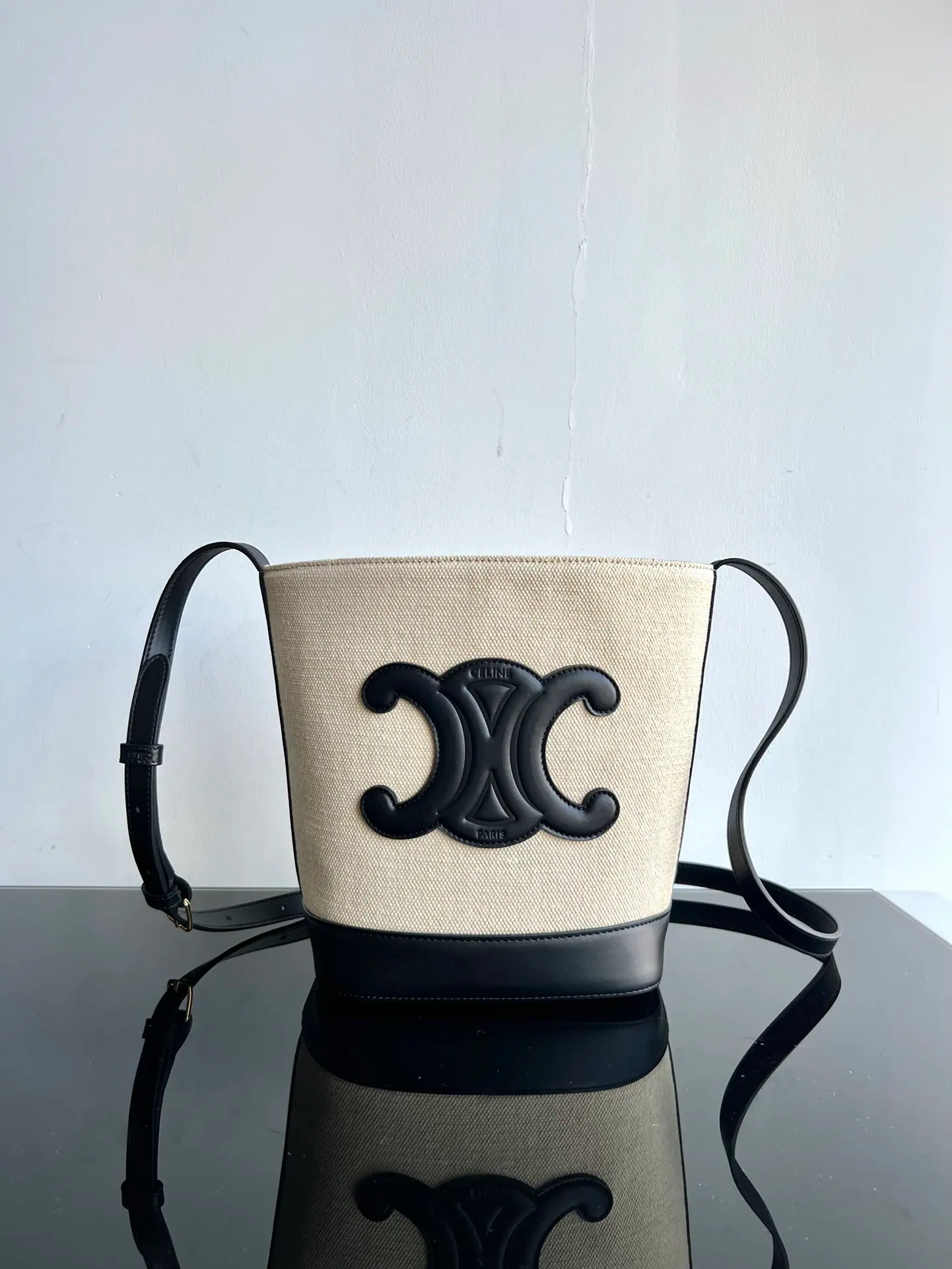 Celine Cuir Triomphe 小号水桶包 113783DU3 30 x 22 x 13cm