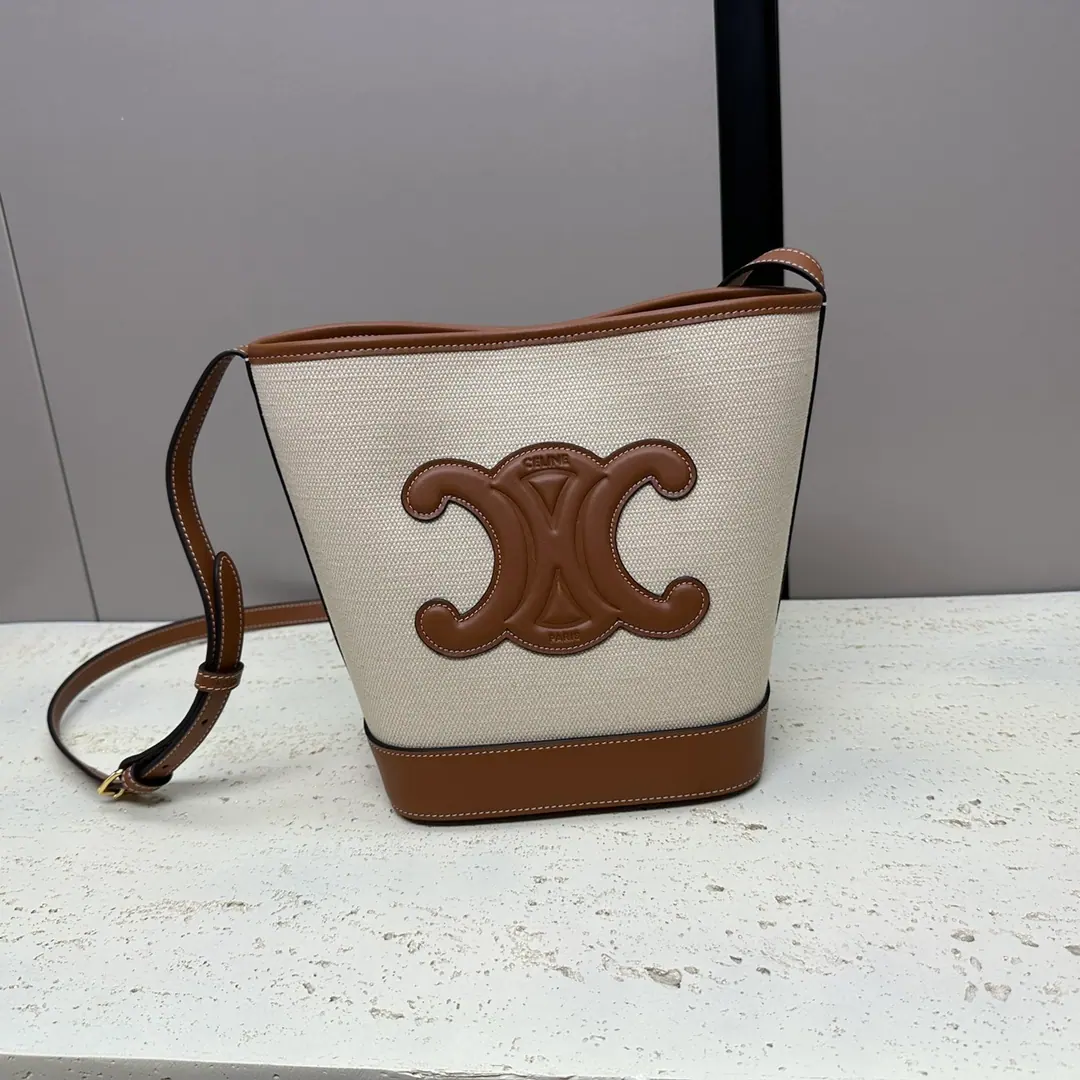 Celine Cuir Triomphe 小号水桶包 113783DU3 30 x 22 x 13cm