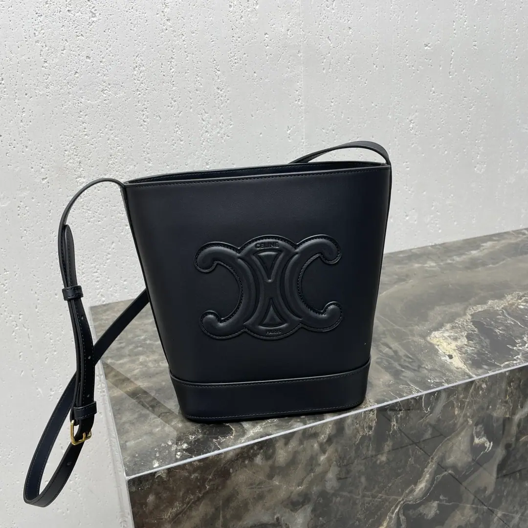 Celine Cuir Triomphe 小号水桶包 113783DU3 30 x 22 x 13cm