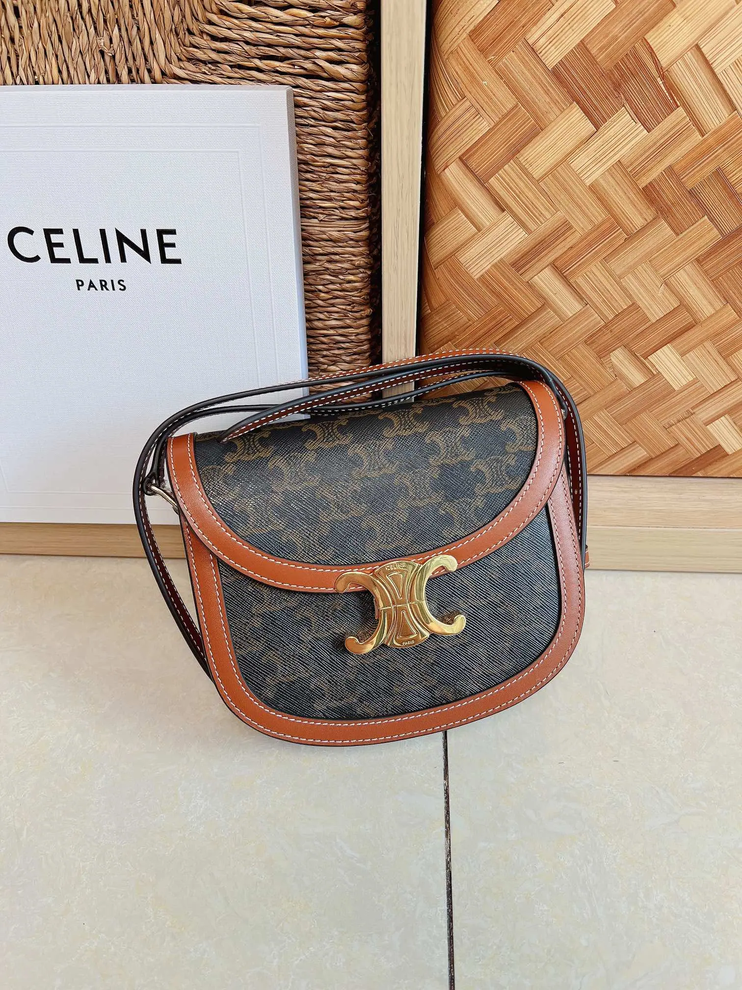 CELINE Triomphe Teen Besace 斜挎包 110962 18.5 x 16 x 6cm