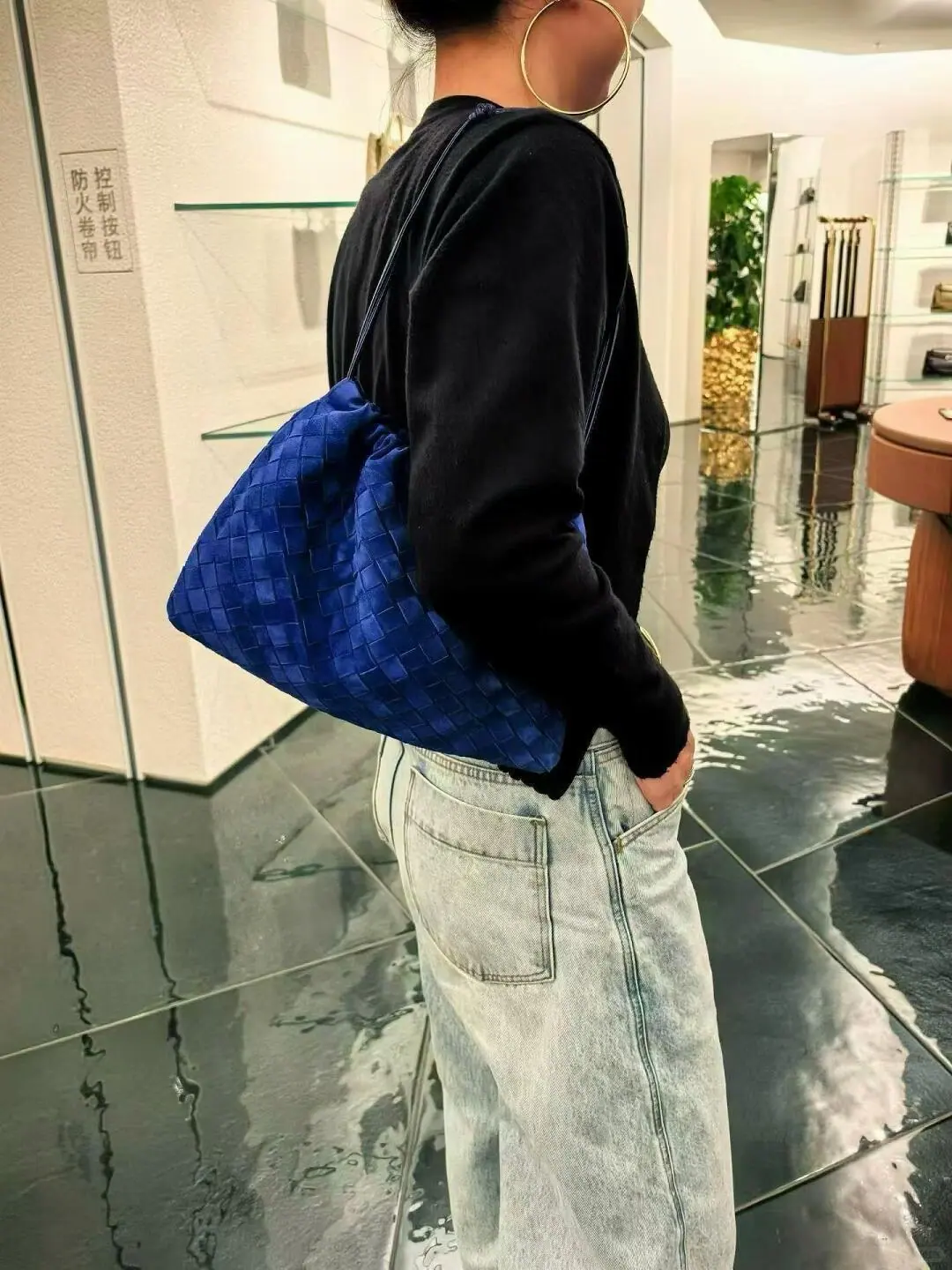 Bottega Veneta 束口袋 女士单肩包 796728 32*23*1cm