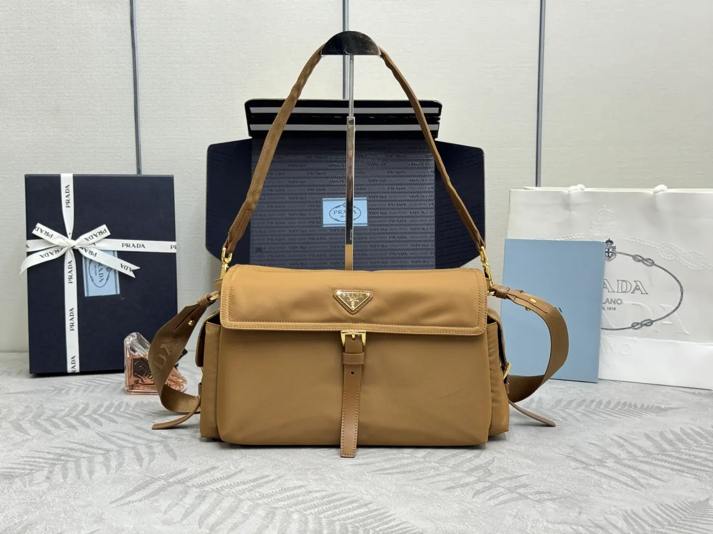 普拉达 25FW Explore 大号再生尼龙单肩包 1BD391 37.5*19*12cm