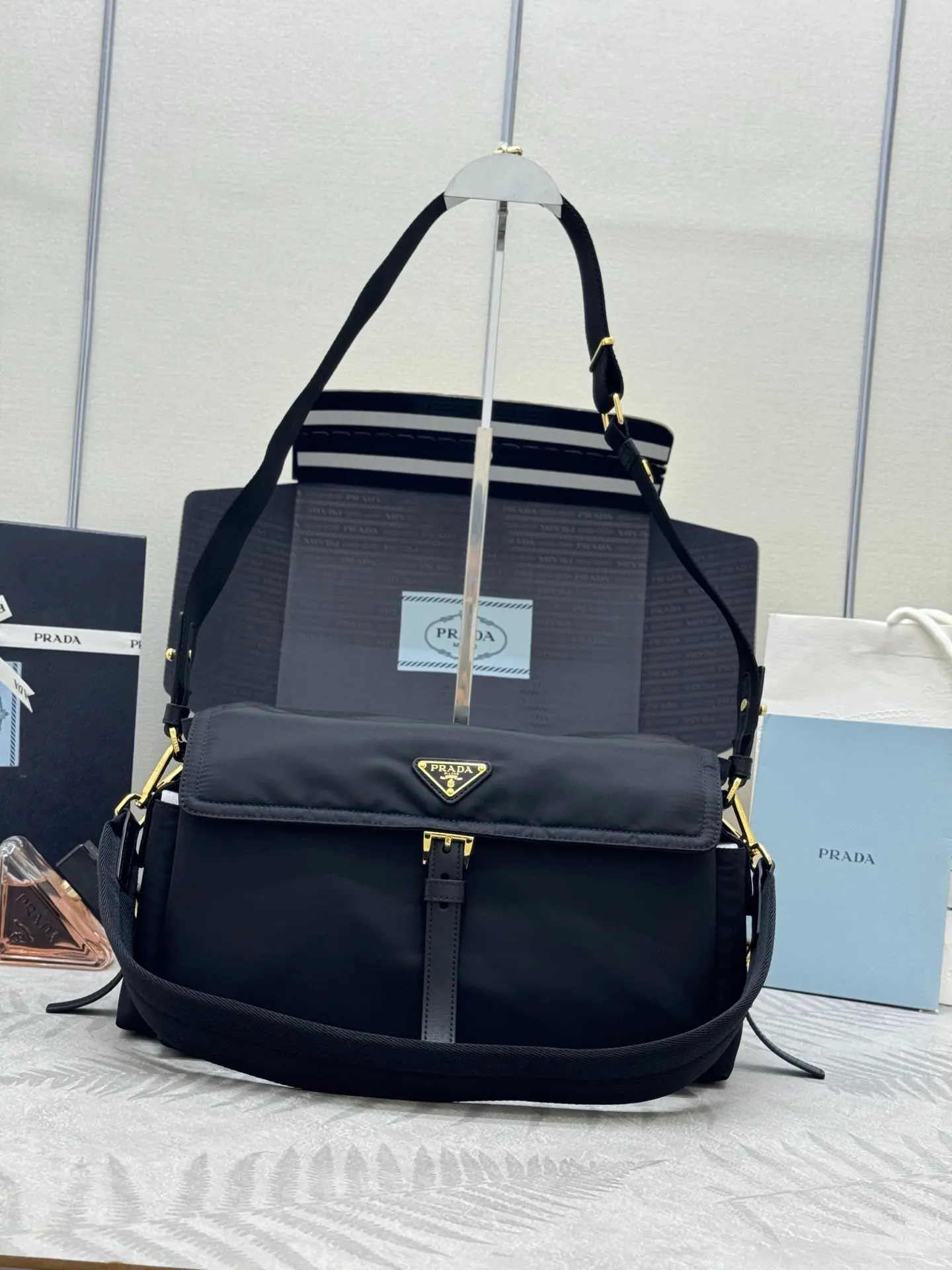 普拉达 25FW Explore 大号再生尼龙单肩包 1BD391 37.5*19*12cm