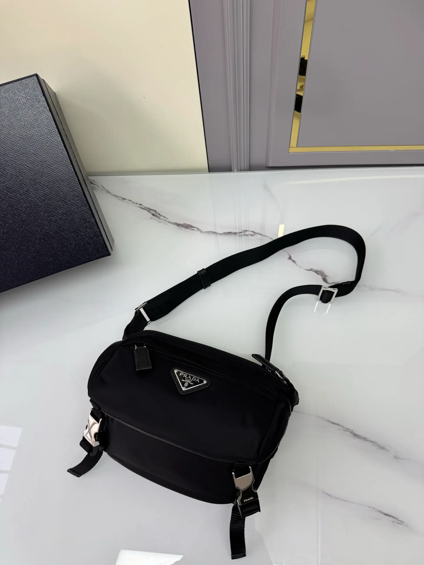 Prada RE-NYLON 斜挎包 2VH171 20x13x9cm