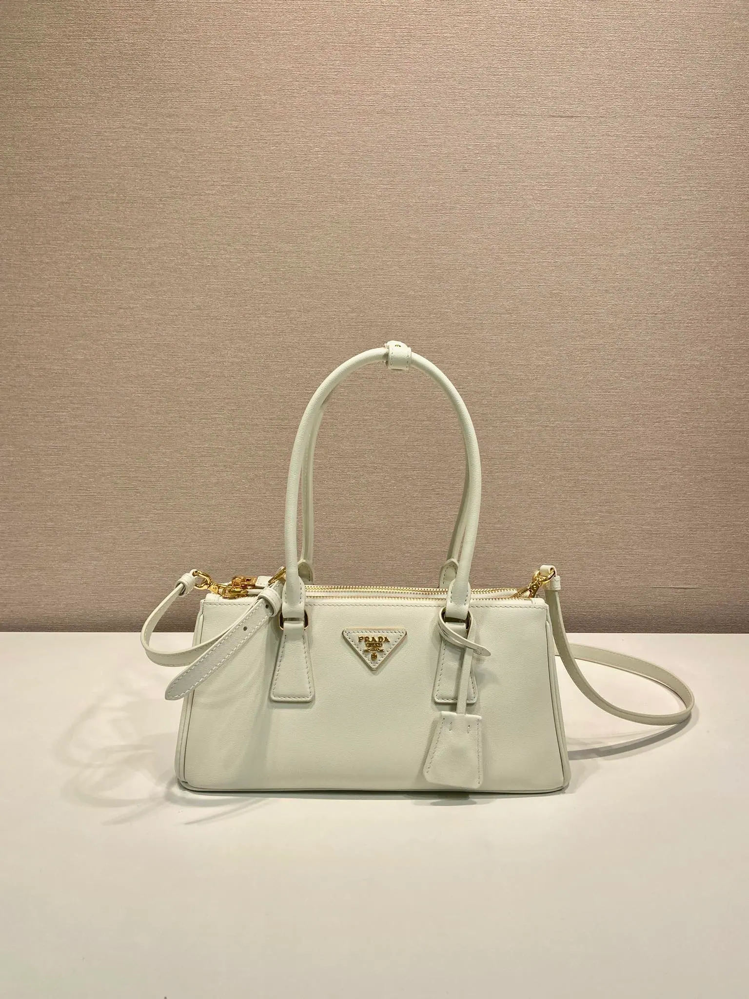 普拉达驼色皮革单肩包 1BA457 28x14x10.5cm