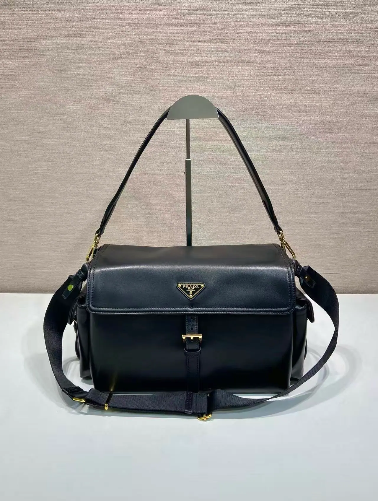 普拉达 25FW Explore 大号再生尼龙单肩包 1BD391 37.5*19*12cm