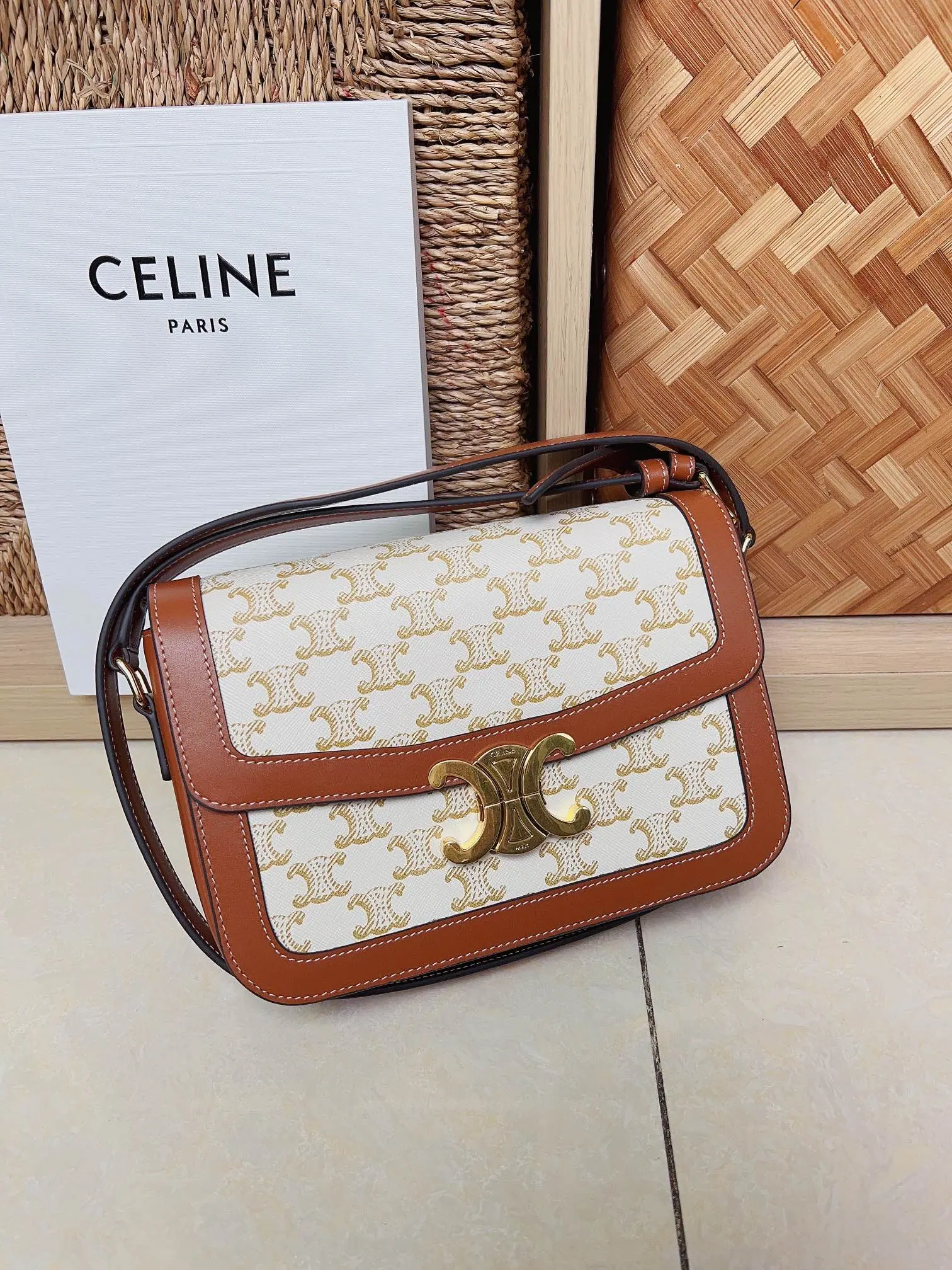 Celine 经典 Triomphe 单肩包 191242BZ4 22-16-6cm