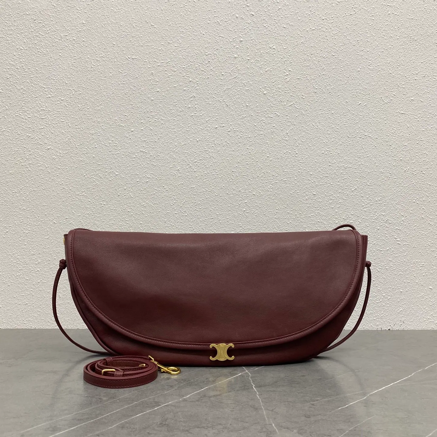 Celine Half Moon Soft Triomphe 包,浅亮羊皮 Soft Tan,46x19x10cm