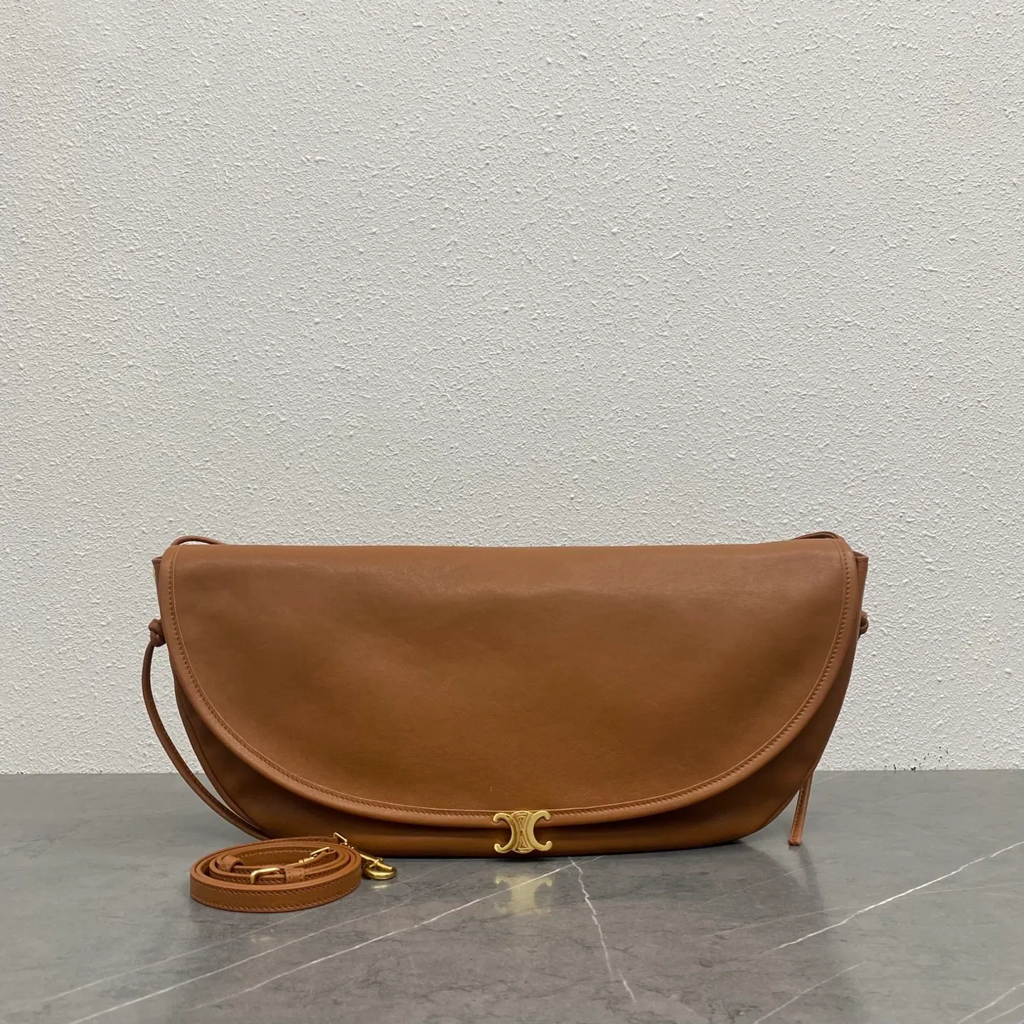 Celine 半月形柔软 Triomphe 包，荔枝光泽小羊皮，柔软棕褐色 46x19x10cm