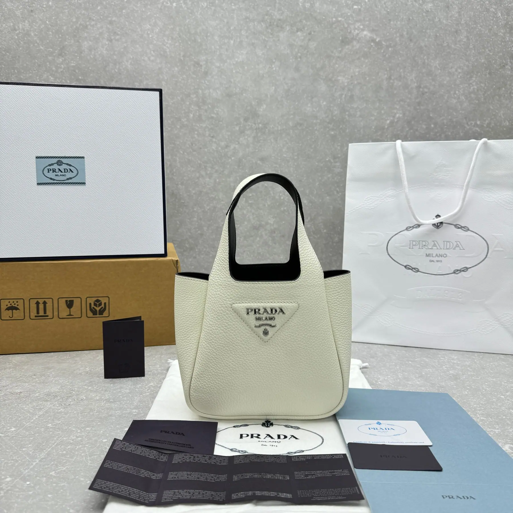 Prada Beauty 皮革迷你托特包 免运费 19cmx18cmx10cm