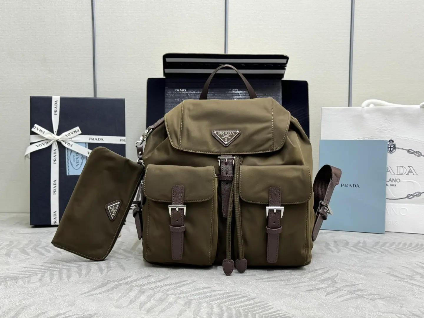 普拉达 Re-Nylon 双肩背包 1BZ811 30x32x15cm