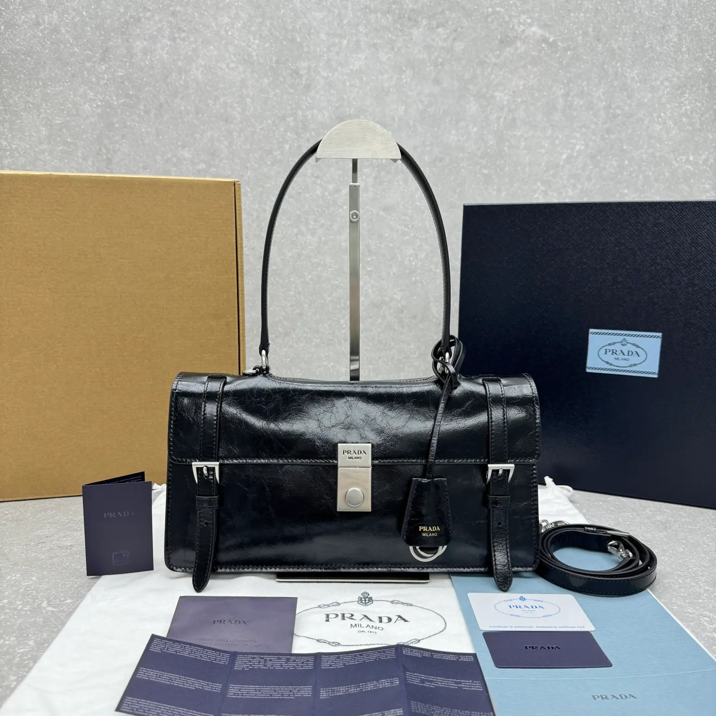 Prada Soft Lux 皮革材质中型手提包 1BN026 32×11×17cm