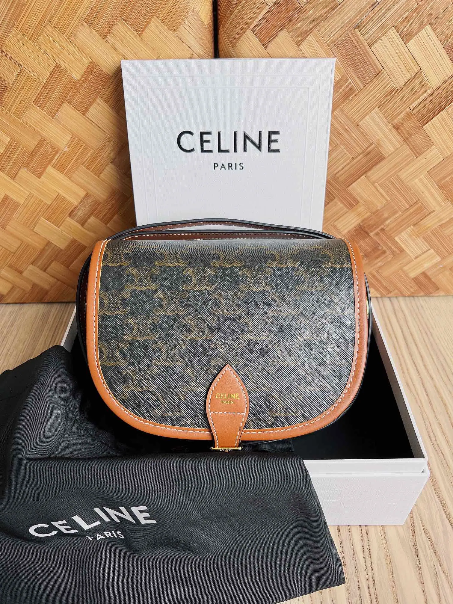 Celine Folco中号包 棕褐色 191502BZJ.04LU 18.5×16×10 cm