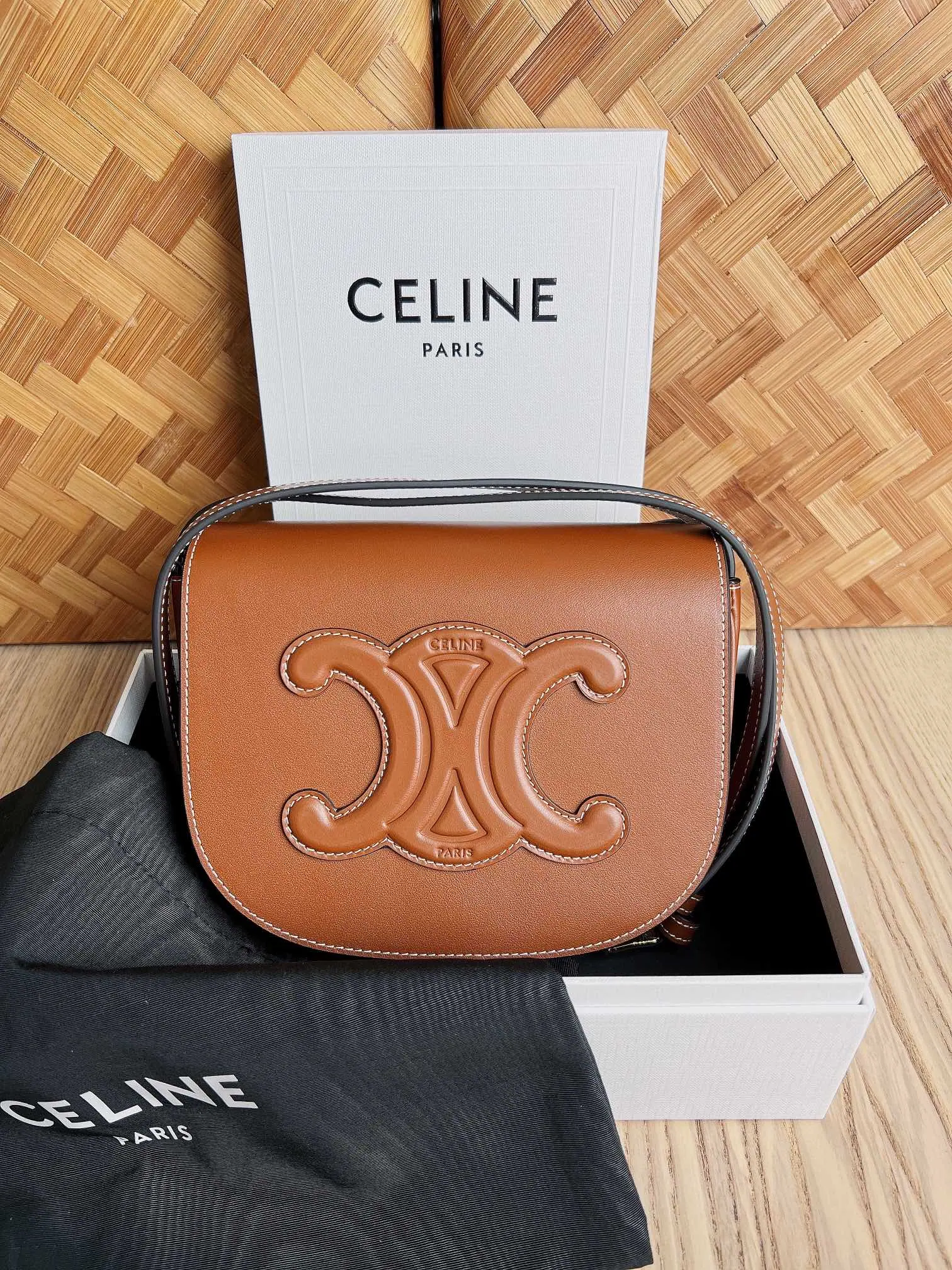 Celine Cuir Triomphe Folco 斜挎包 198263 18.5×8×15