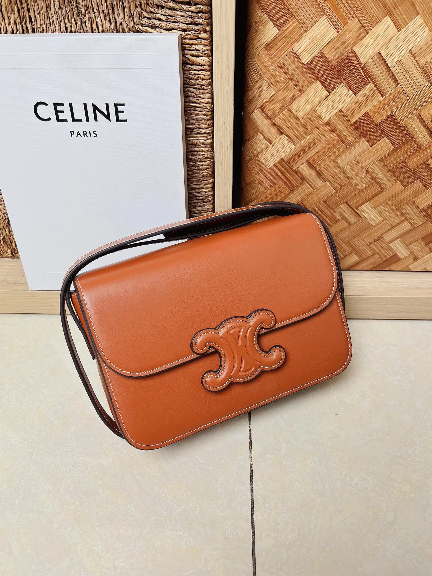 Celine Cuir Triomphe 单肩包 199223BFN 22-16.5−7