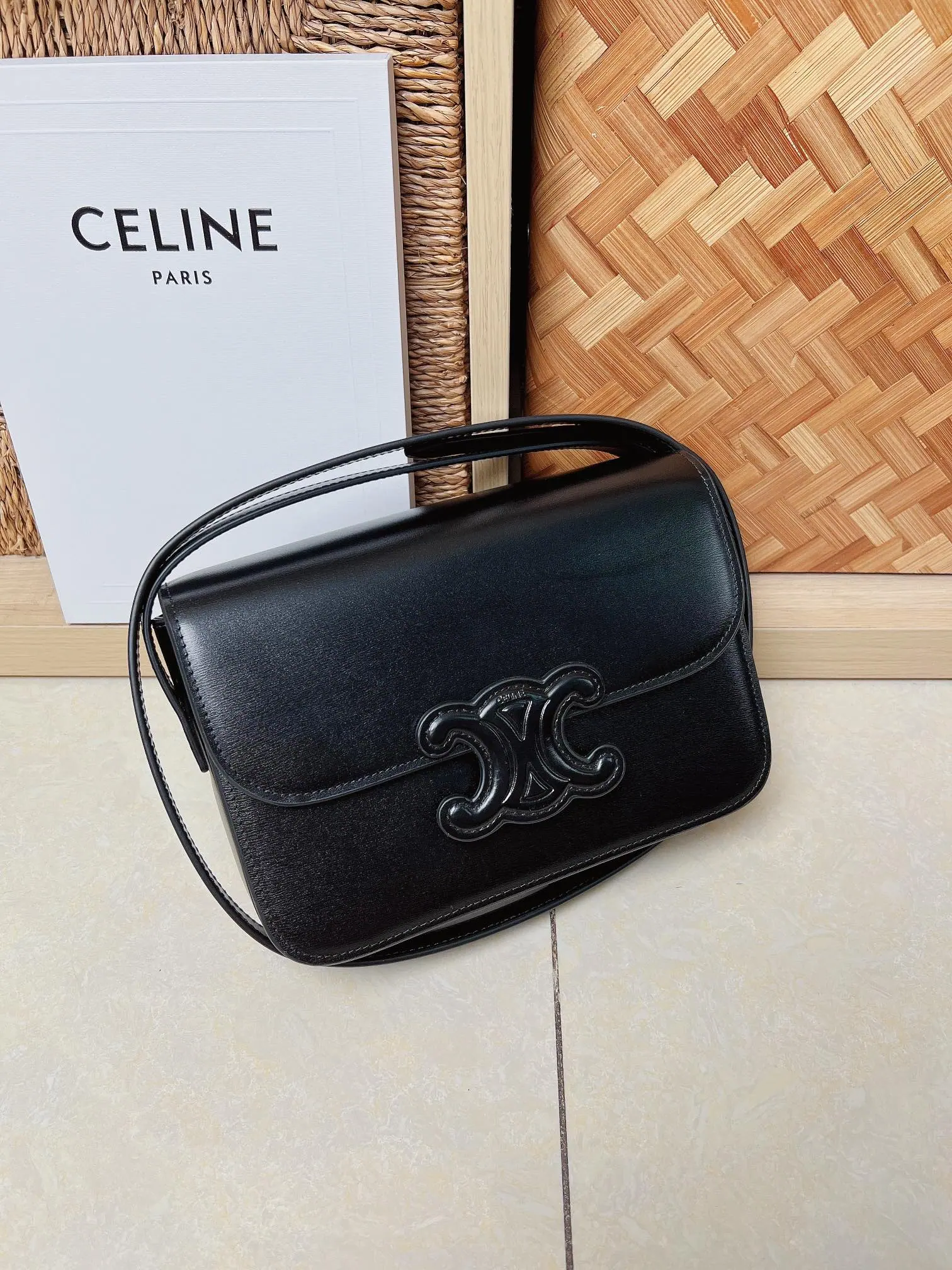 Celine Cuir Triomphe 单肩包 199223BFN 22-16.5−7
