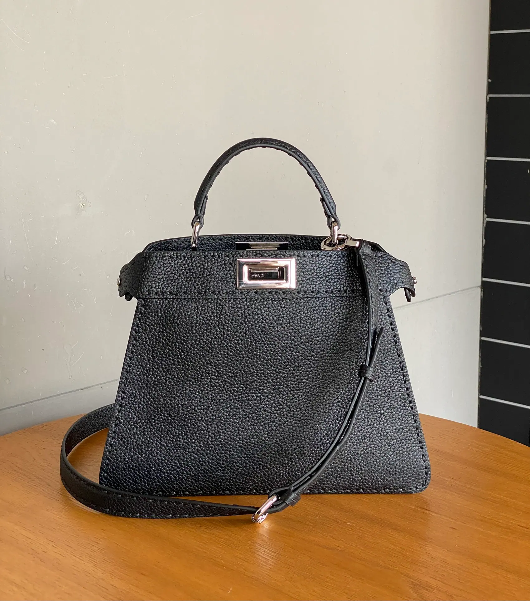 FENDI 小号 Peekaboo ISeeU 27 x 23 x 11 cm