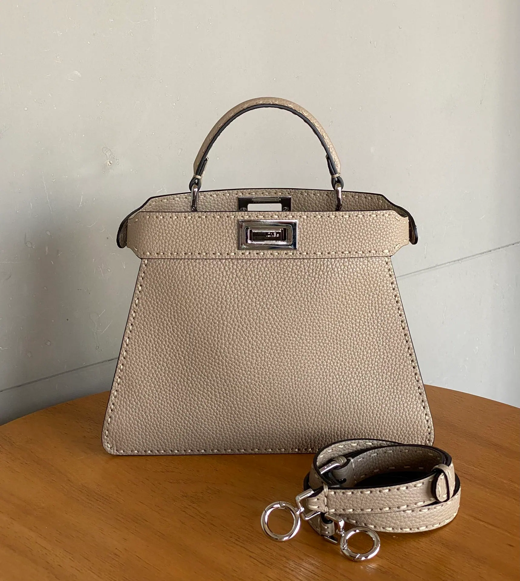 FENDI 小号 Peekaboo ISeeU 27 x 23 x 11 cm