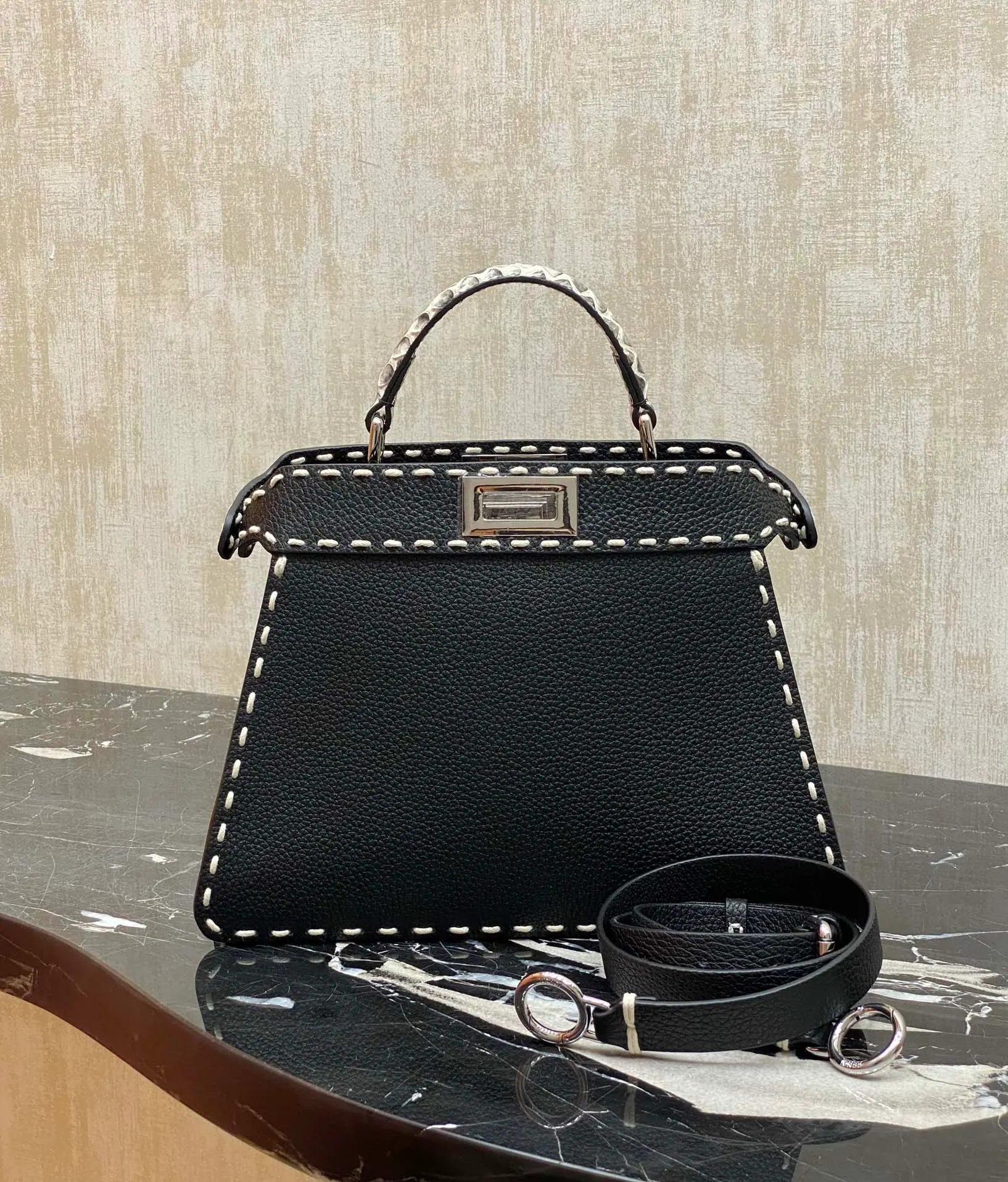 FENDI 小号 Peekaboo ISeeU 27 x 23 x 11 cm