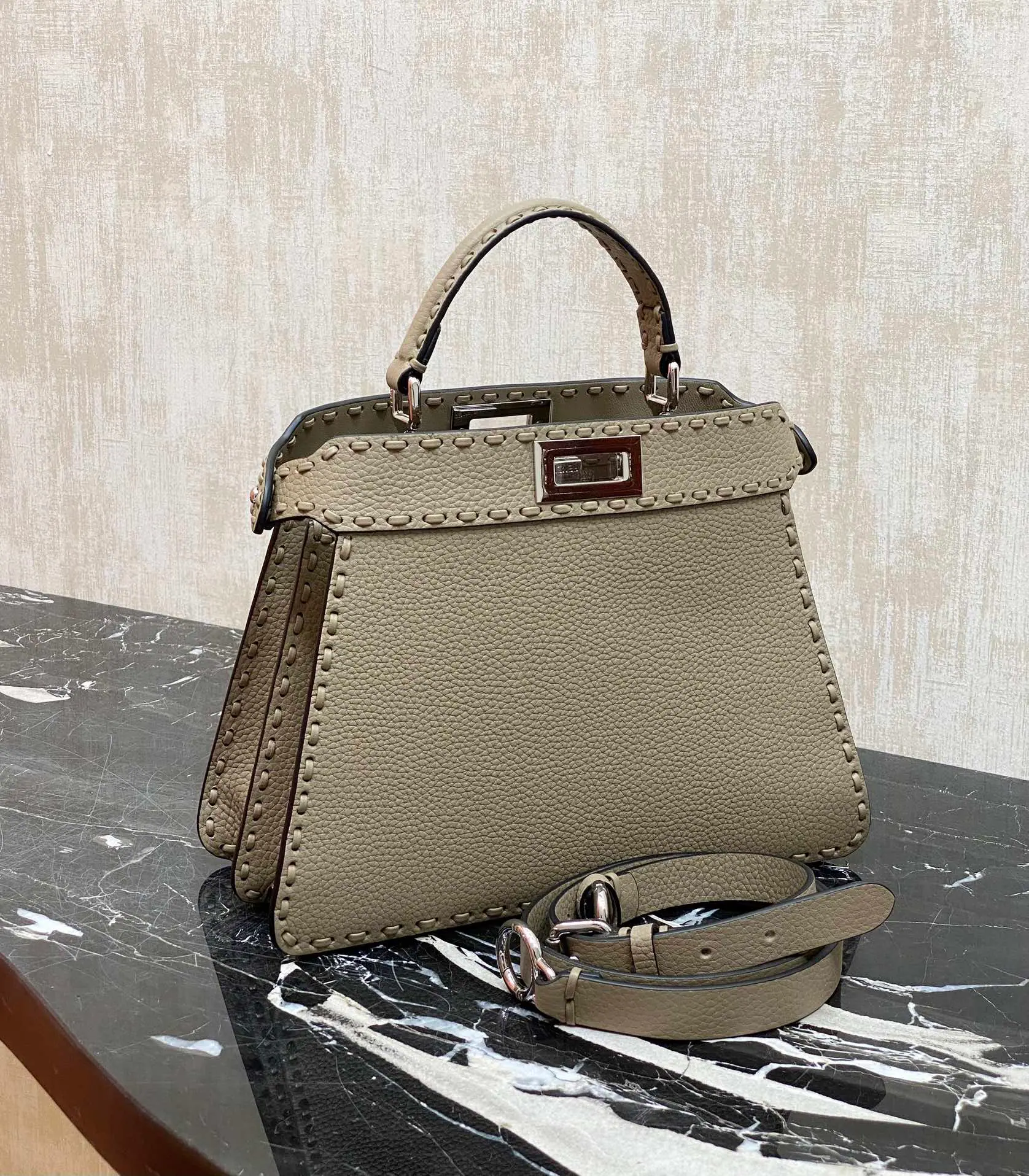 FENDI 小号 Peekaboo ISeeU 27 x 23 x 11 cm