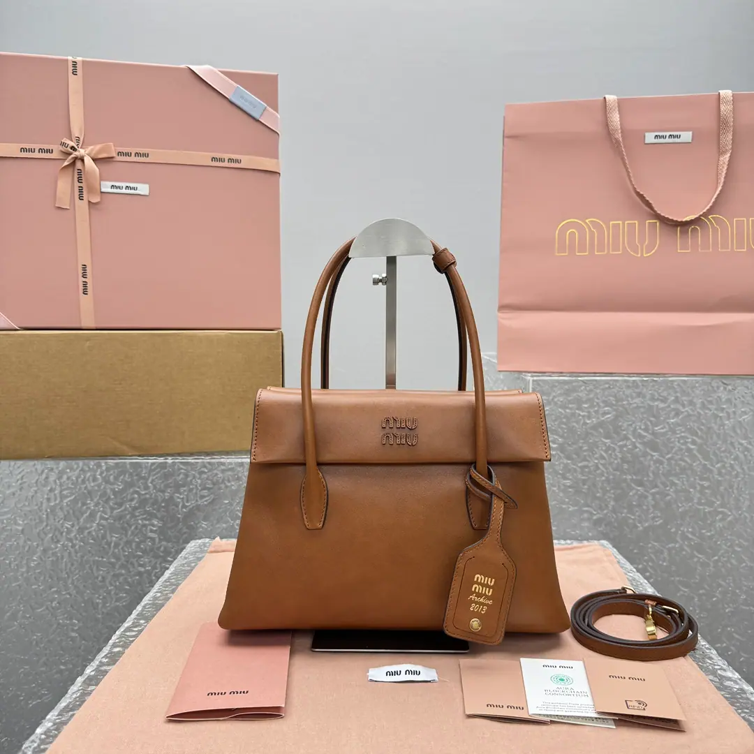 Miu Miu Solitair 漆光皮革包 SOLITAIRE 5BA302 28x19x11cm