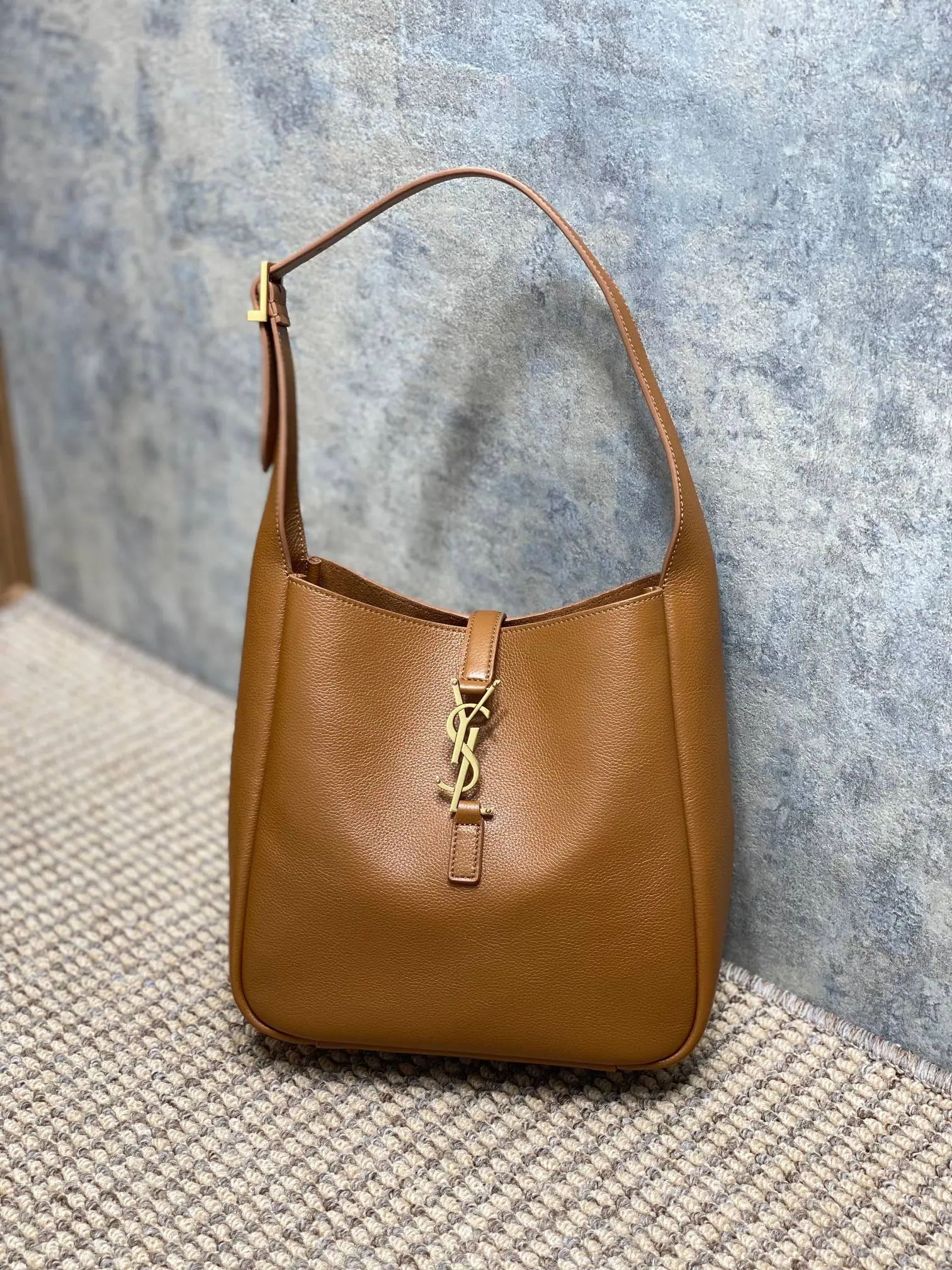 Saint Laurent 小号 Le 5 À 7 柔软单肩包 22x22x10cm