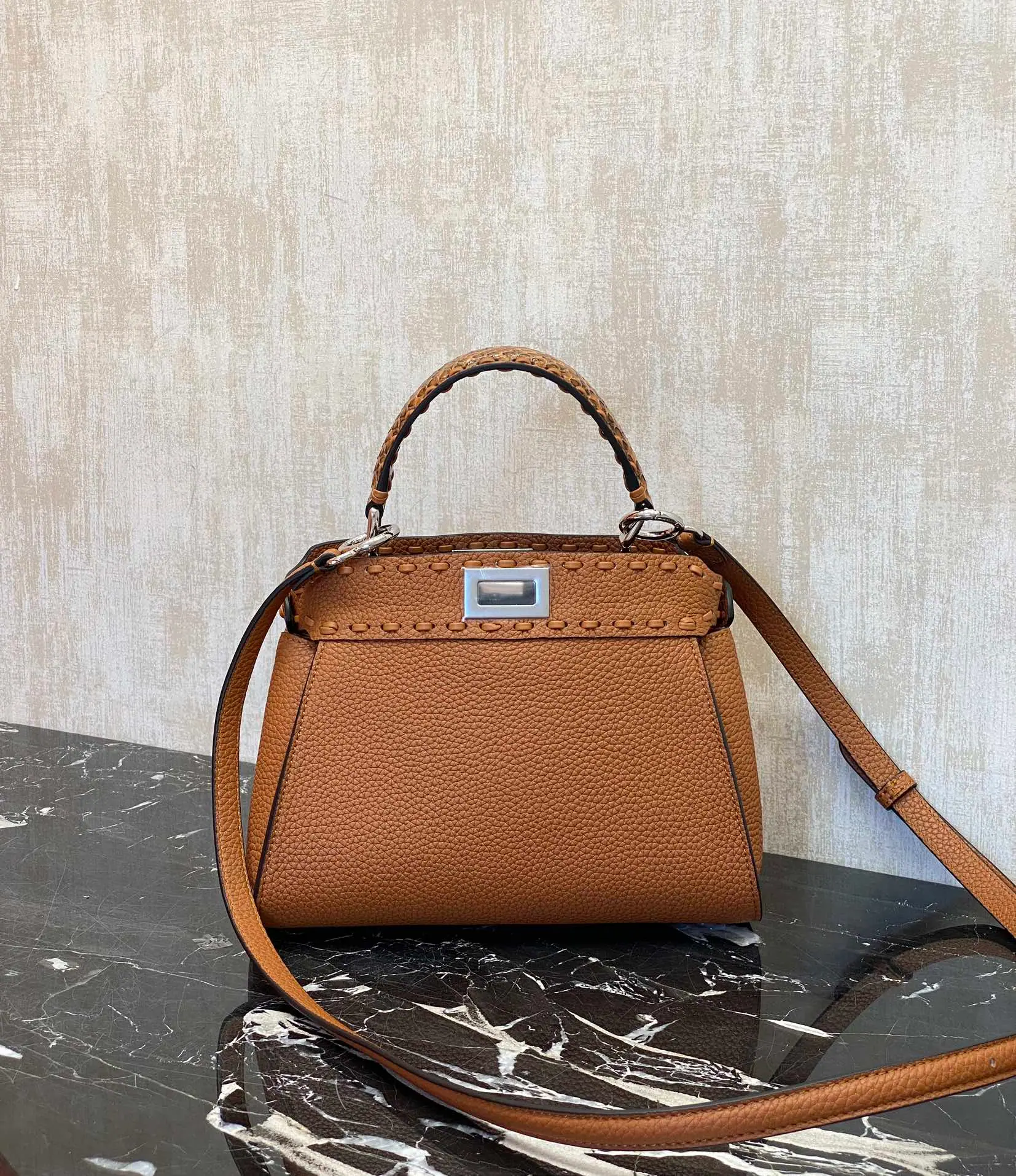 FENDI Mini Peekaboo 18 x 11 x 23 cm