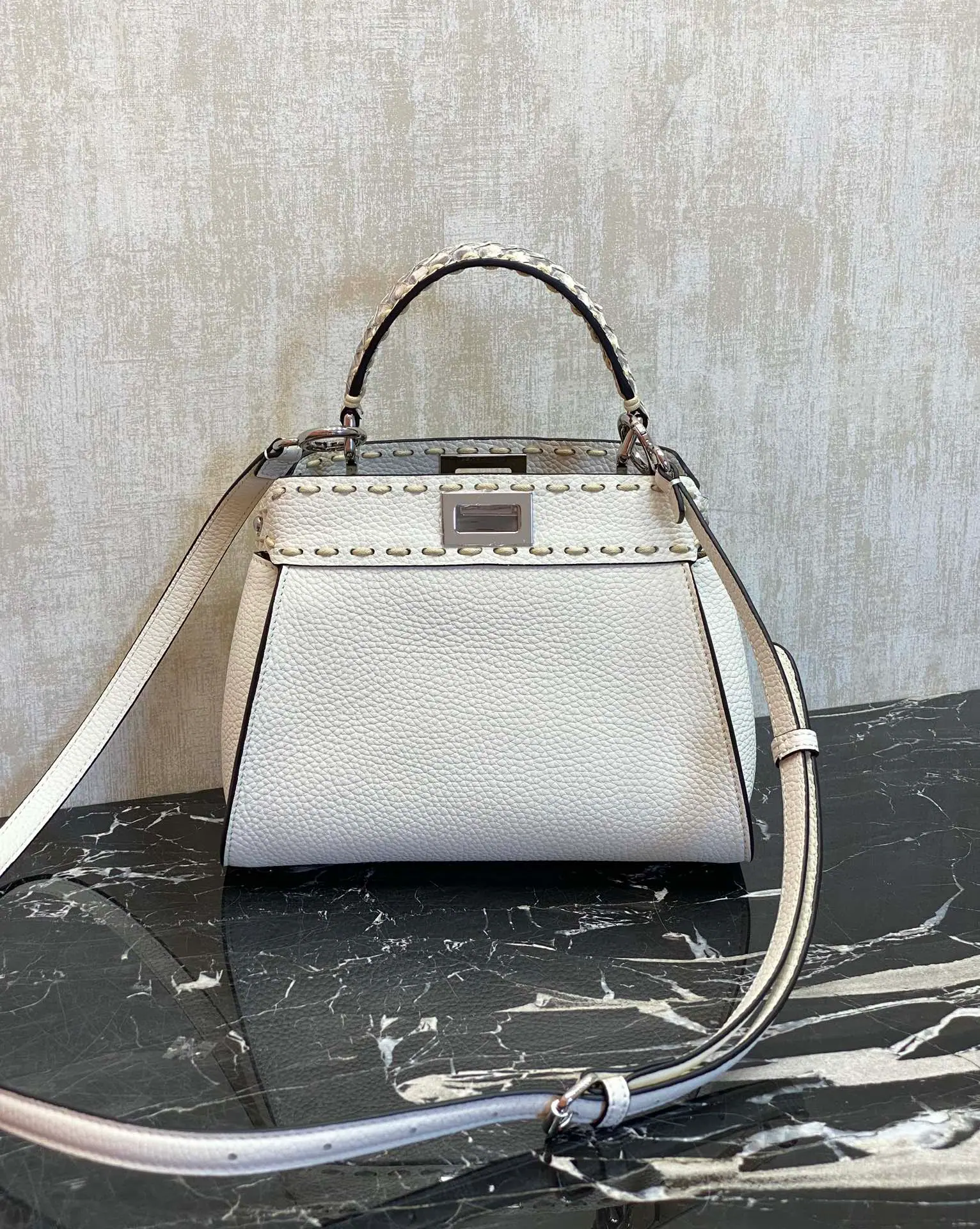 FENDI 迷你 Peekaboo 18 x 11 x 23 cm
