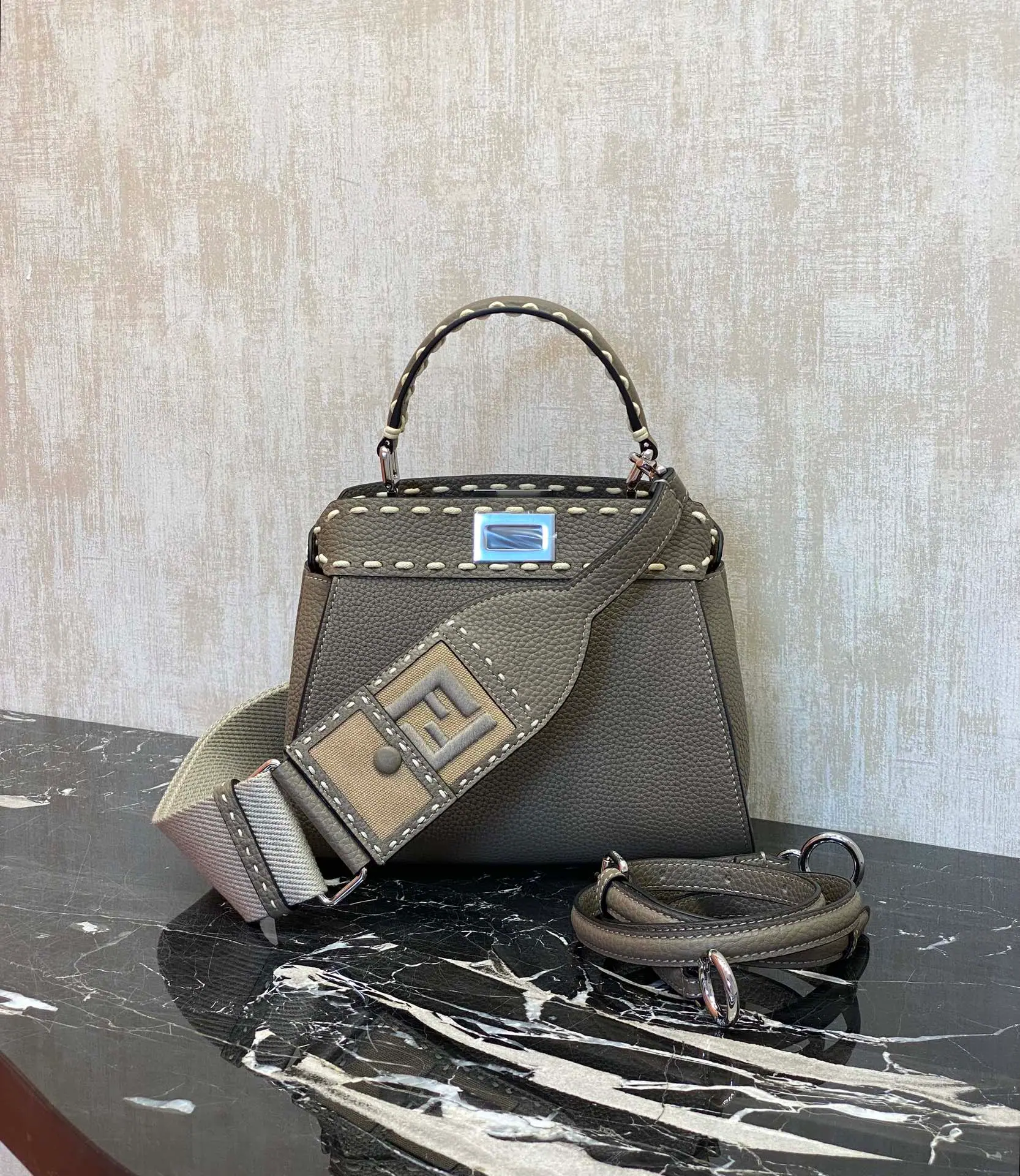 FENDI 迷你 Peekaboo 18 x 11 x 23 cm