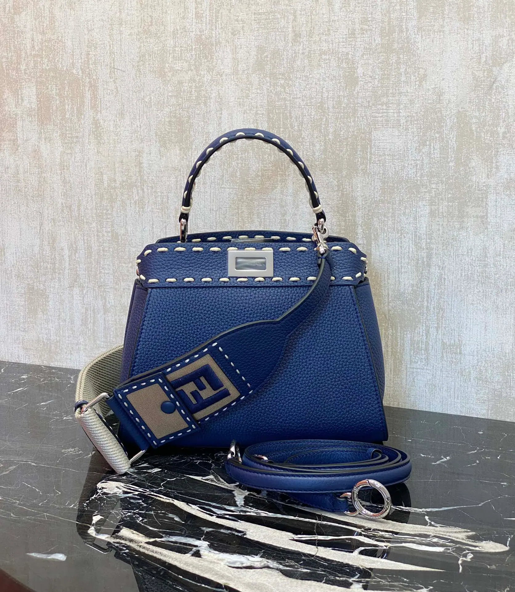 FENDI 迷你 Peekaboo 18 x 11 x 23 cm