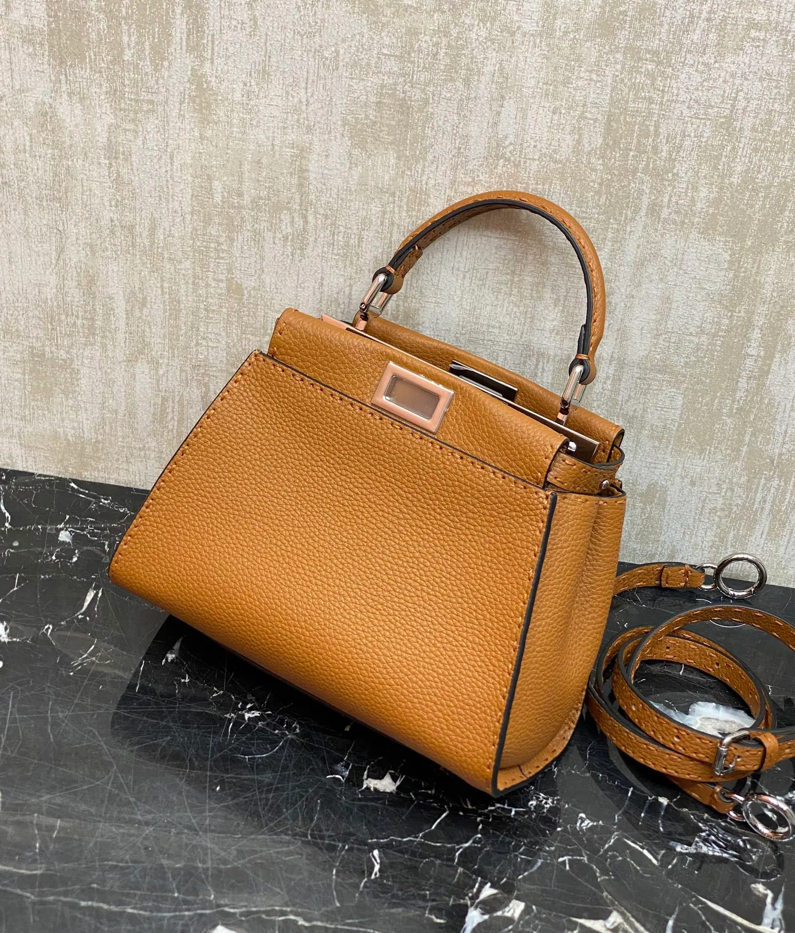 FENDI 迷你 Peekaboo 18 x 11 x 23 cm
