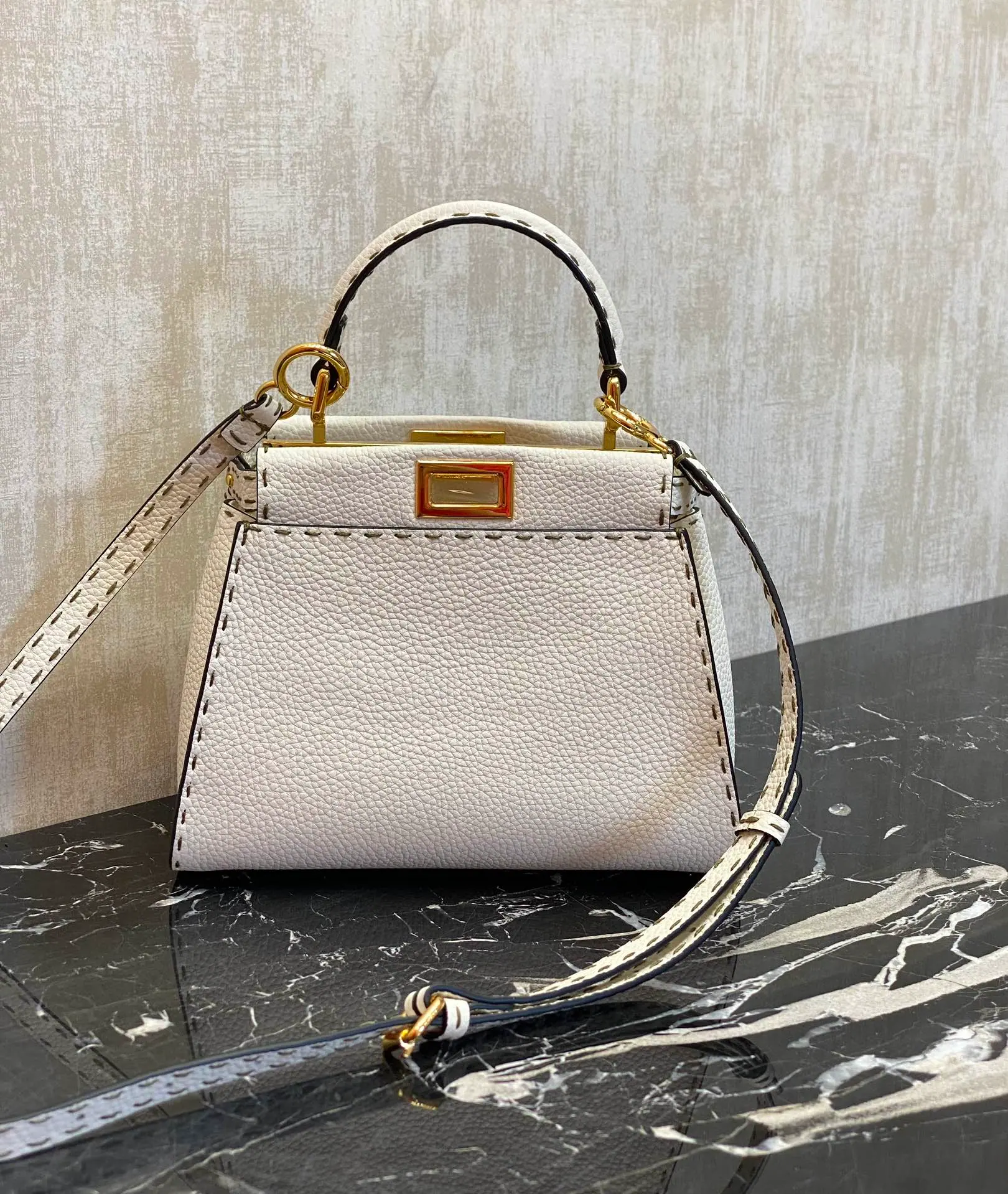 FENDI 迷你 Peekaboo 18 x 11 x 23 cm