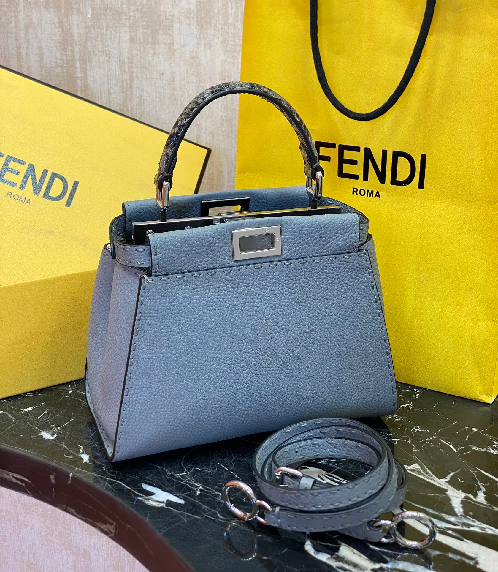 FENDI 迷你 Peekaboo 18 x 11 x 23 cm