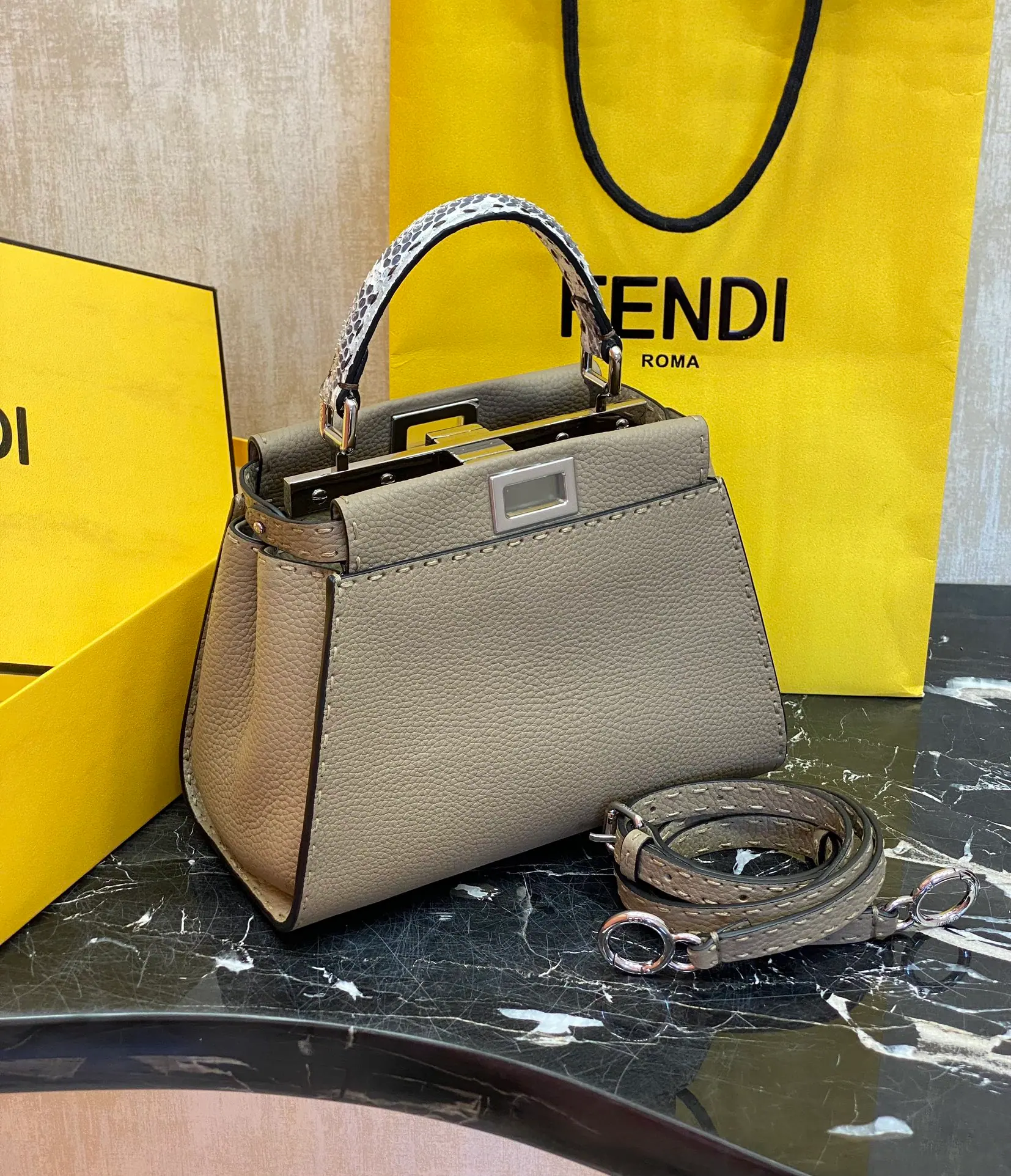 FENDI 迷你 Peekaboo 18 x 11 x 23 cm