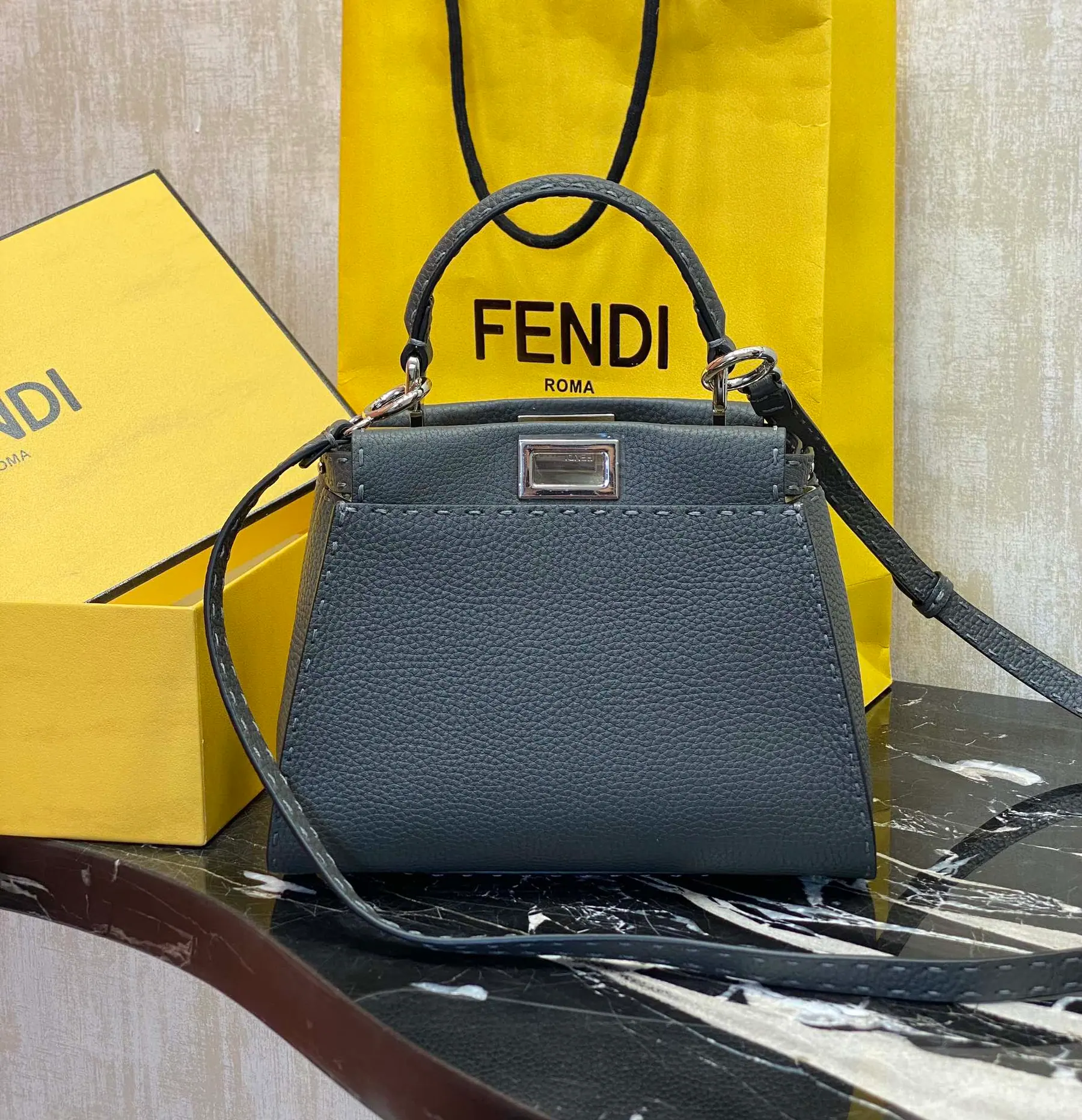 FENDI 迷你 Peekaboo 18 x 11 x 23 cm